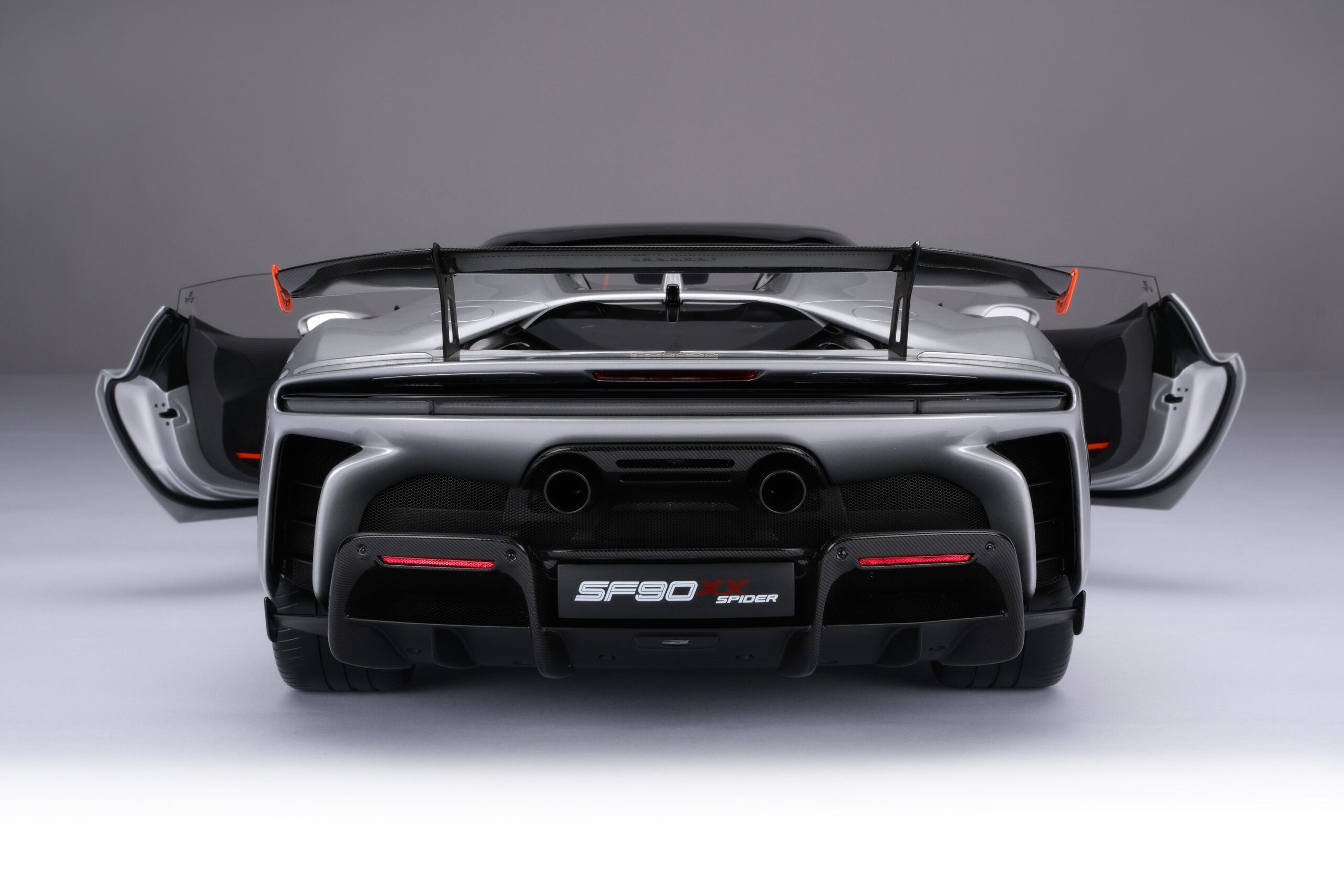 Amalgam Ferrari SF90 XX Spider - Silber | 1:8 - 画像25