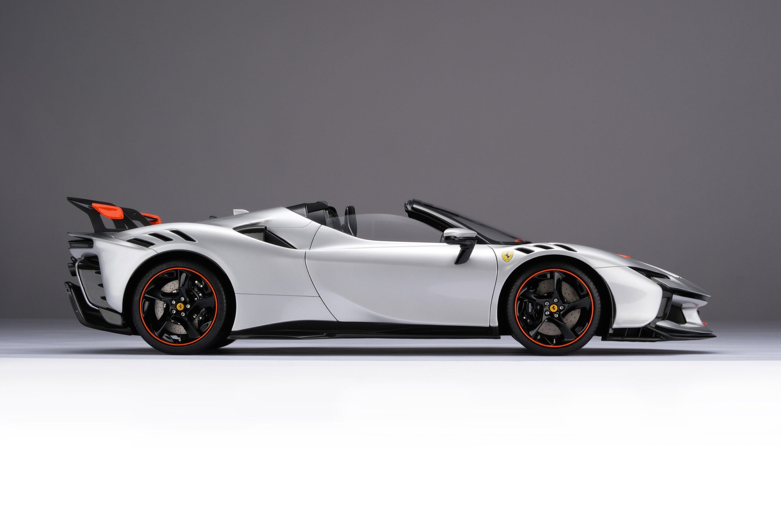 Amalgam Ferrari SF90 XX Spider - Silber | 1:8 - 画像7
