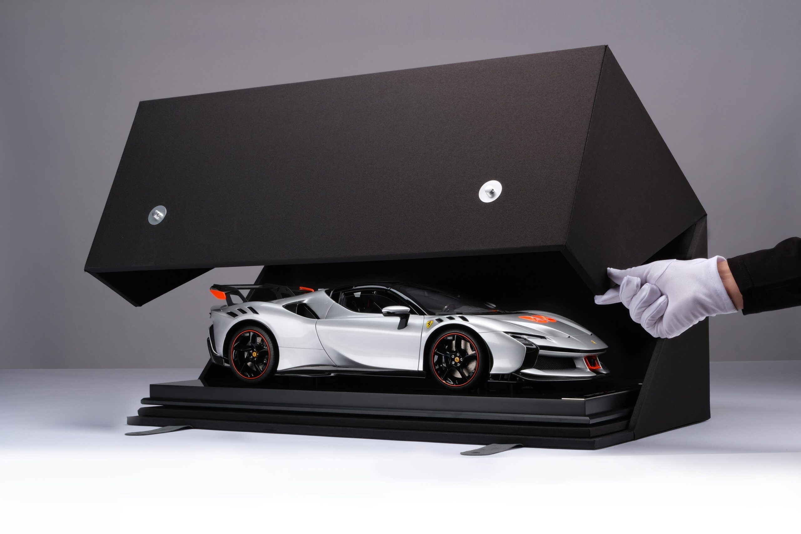 Amalgam Ferrari SF90 XX Spider - Silber | 1:8 - 画像11