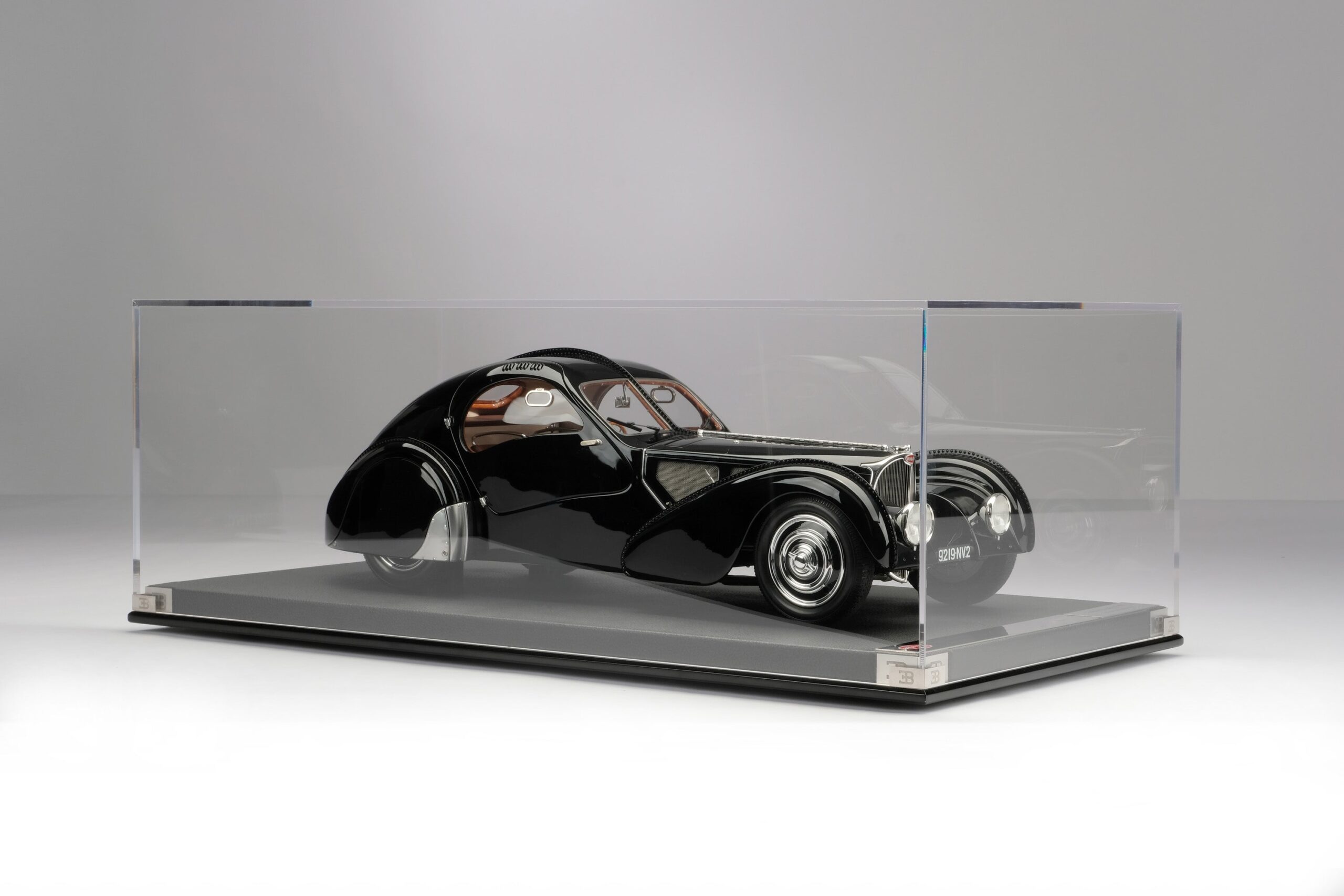 Amalgam Bugatti Type 57SC Atlantic "La Voiture Noire" (1936) - Schwarz | 1:8 - Imagen 14