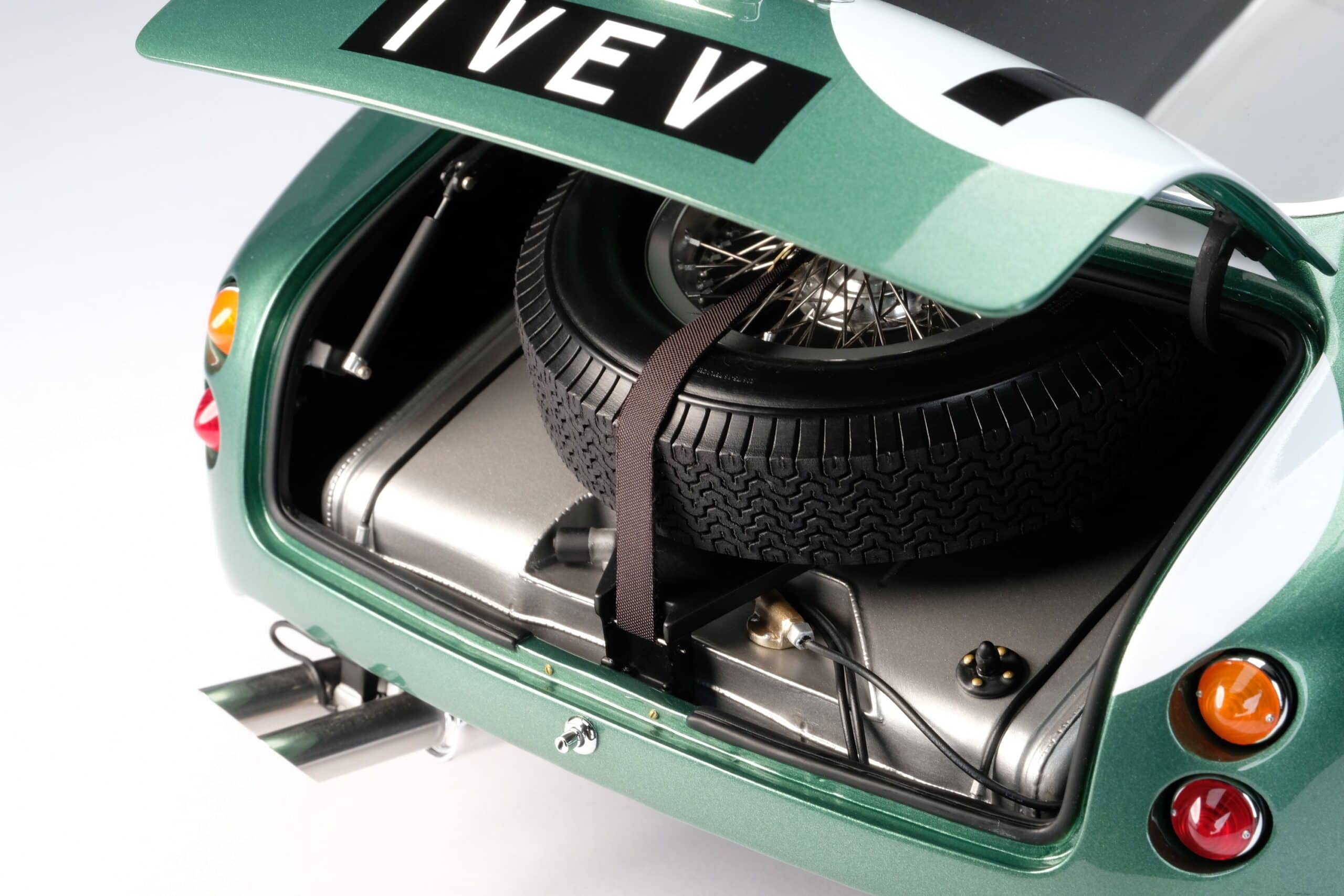 Amalgam Aston Martin DB4 GT Zagato 1961 Goodwood TT Salvadori - Grün | 1:8 - Image 23