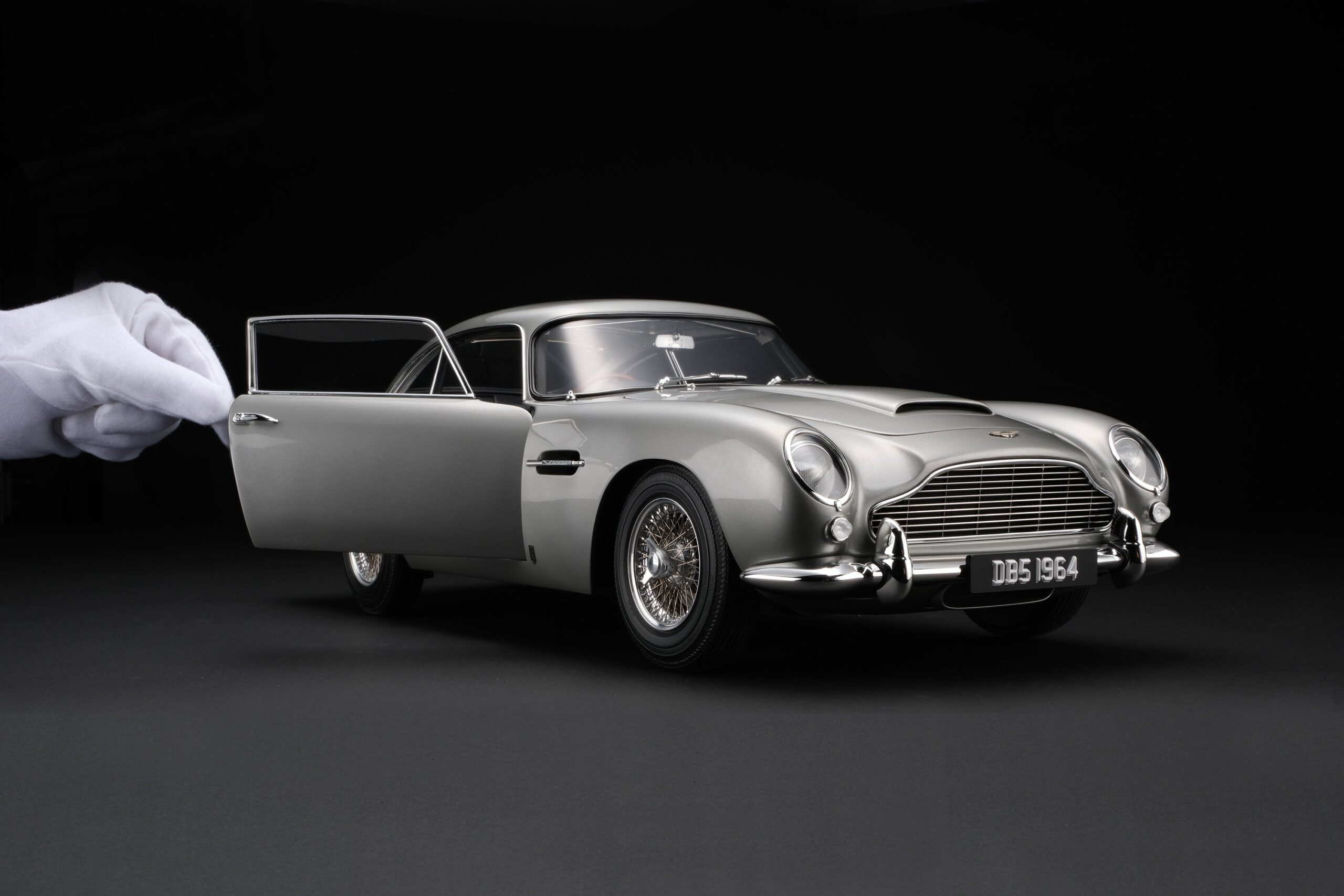 Amalgam Aston Martin DB5 Vantage (1964) - Silber | 1:8 - 画像3