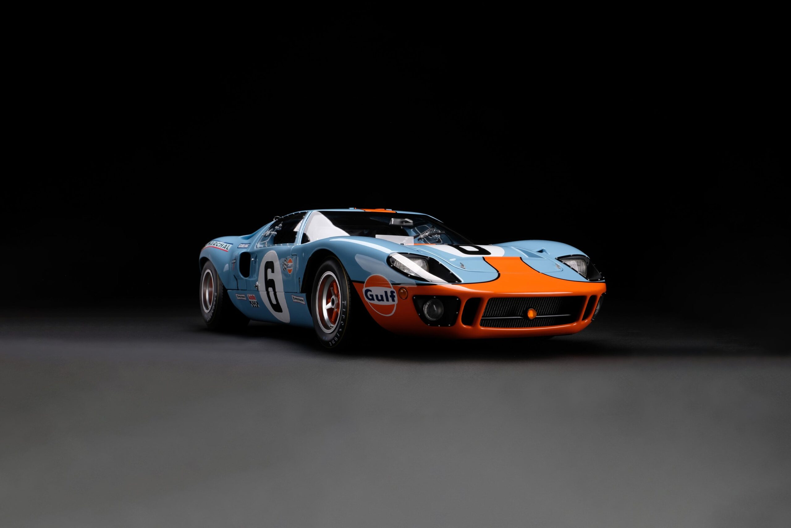 Amalgam Ford GT40 1969 Le Mans Winner | 1:8 - Image 2