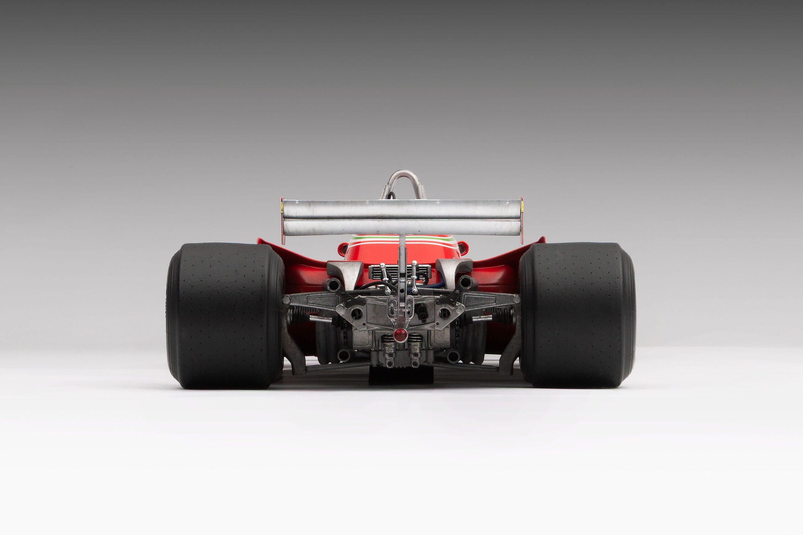 Amalgam Ferrari 312 T4 1979 US East Grand Prix Winner Gilles Villeneuve Race Weathered - Rot | 1:8 - 画像15