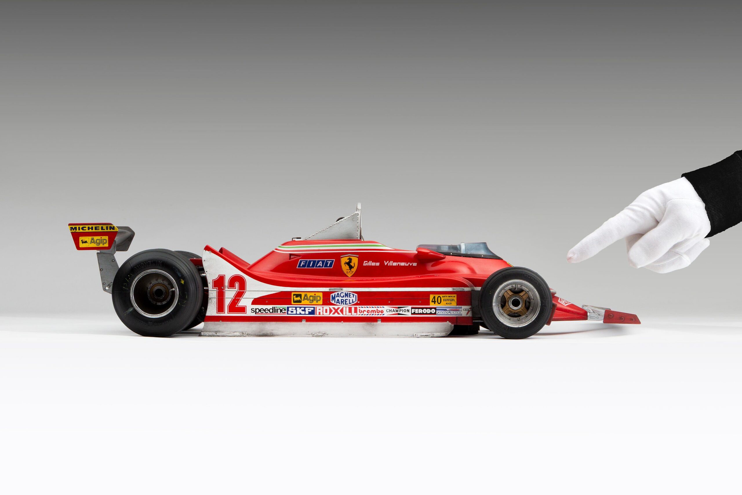 Amalgam Ferrari 312 T4 1979 US East Grand Prix Winner Gilles Villeneuve Race Weathered - Rot | 1:8 - 画像5