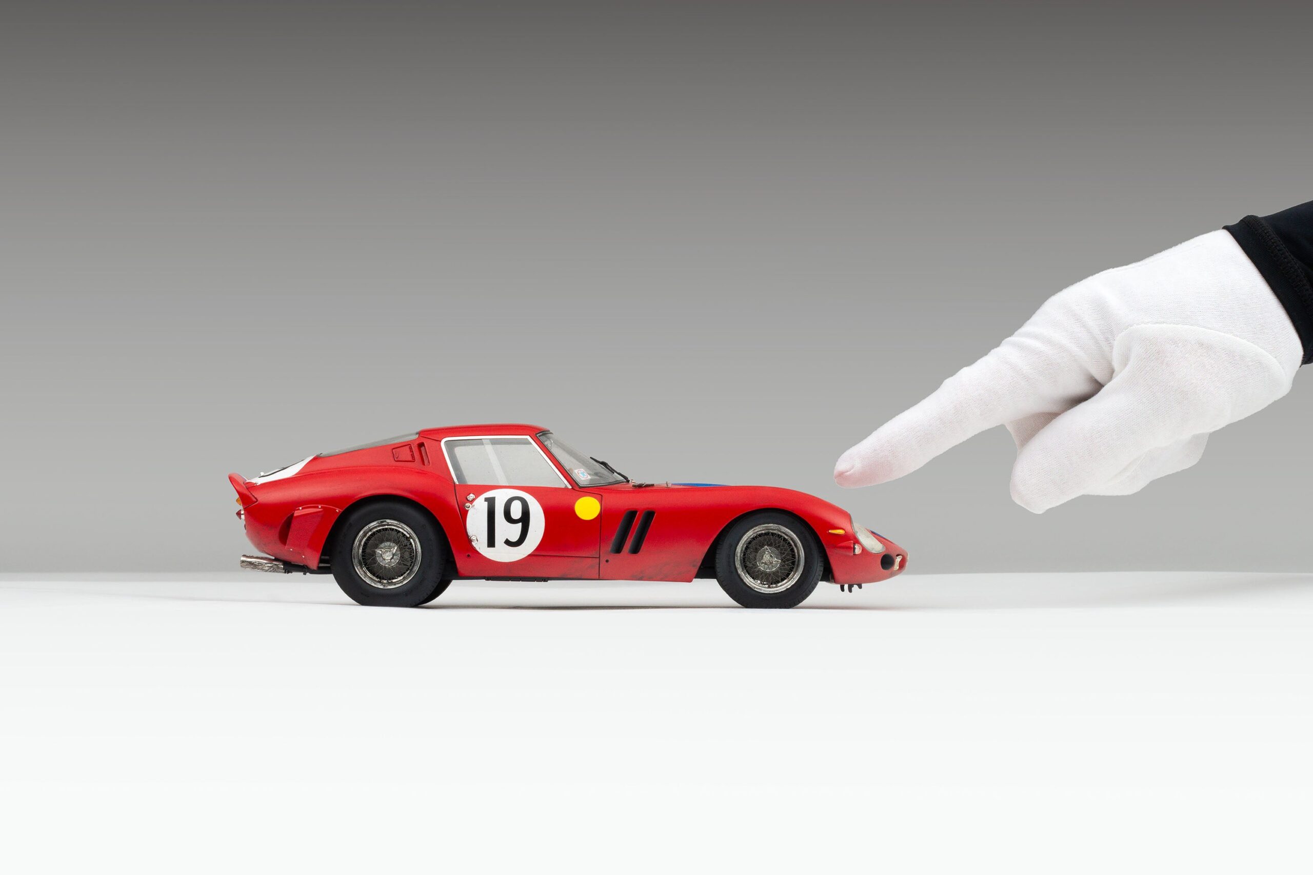 Amalgam Ferrari 250 GTO 3705GT 1962 Le Mans Class Winner Race Weathered - Rot | 1:18 - 画像4