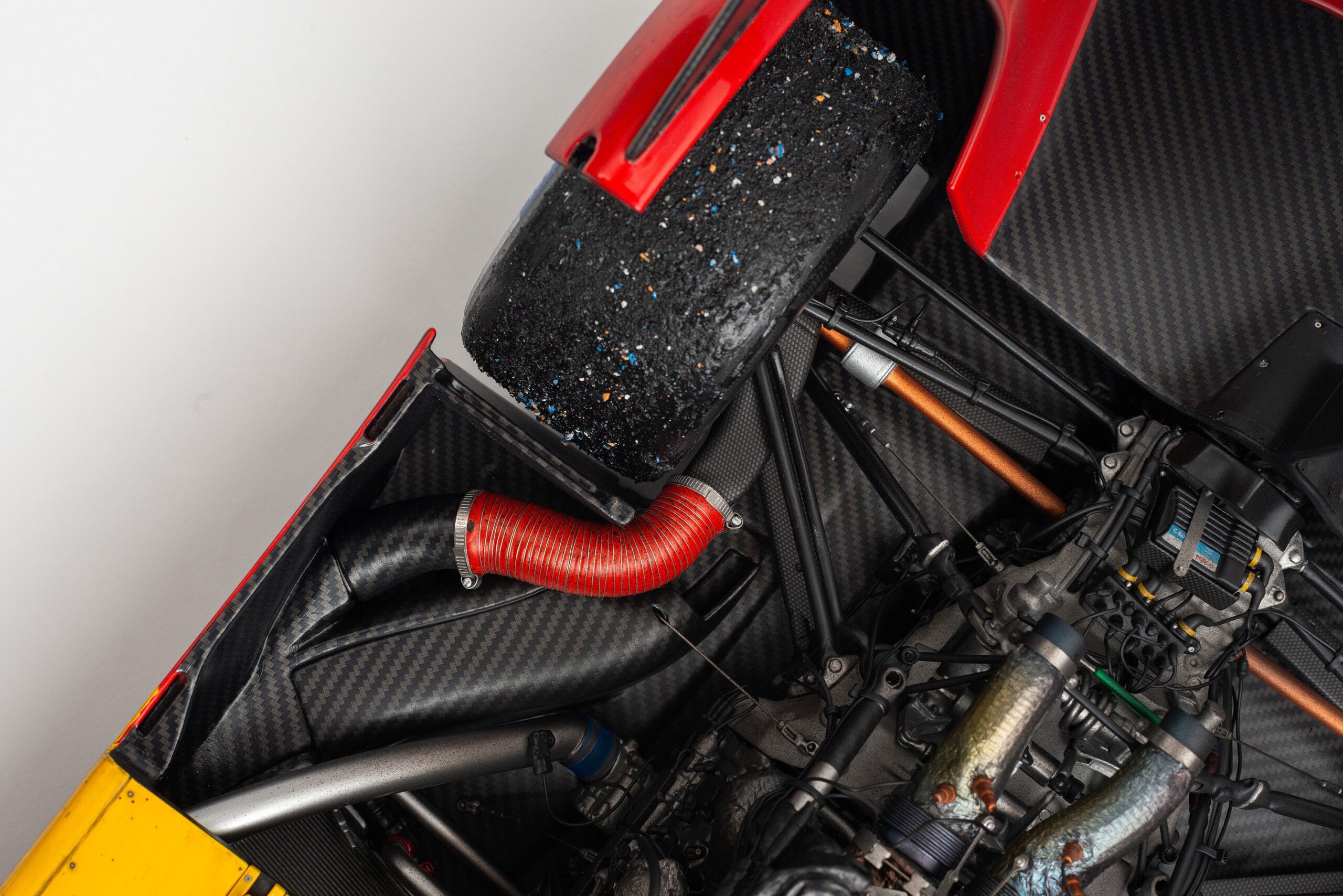 Amalgam Ferrari 499P 2023 Le Mans Winner (#51) Race Weathered - Rot | 1:8 - 画像6