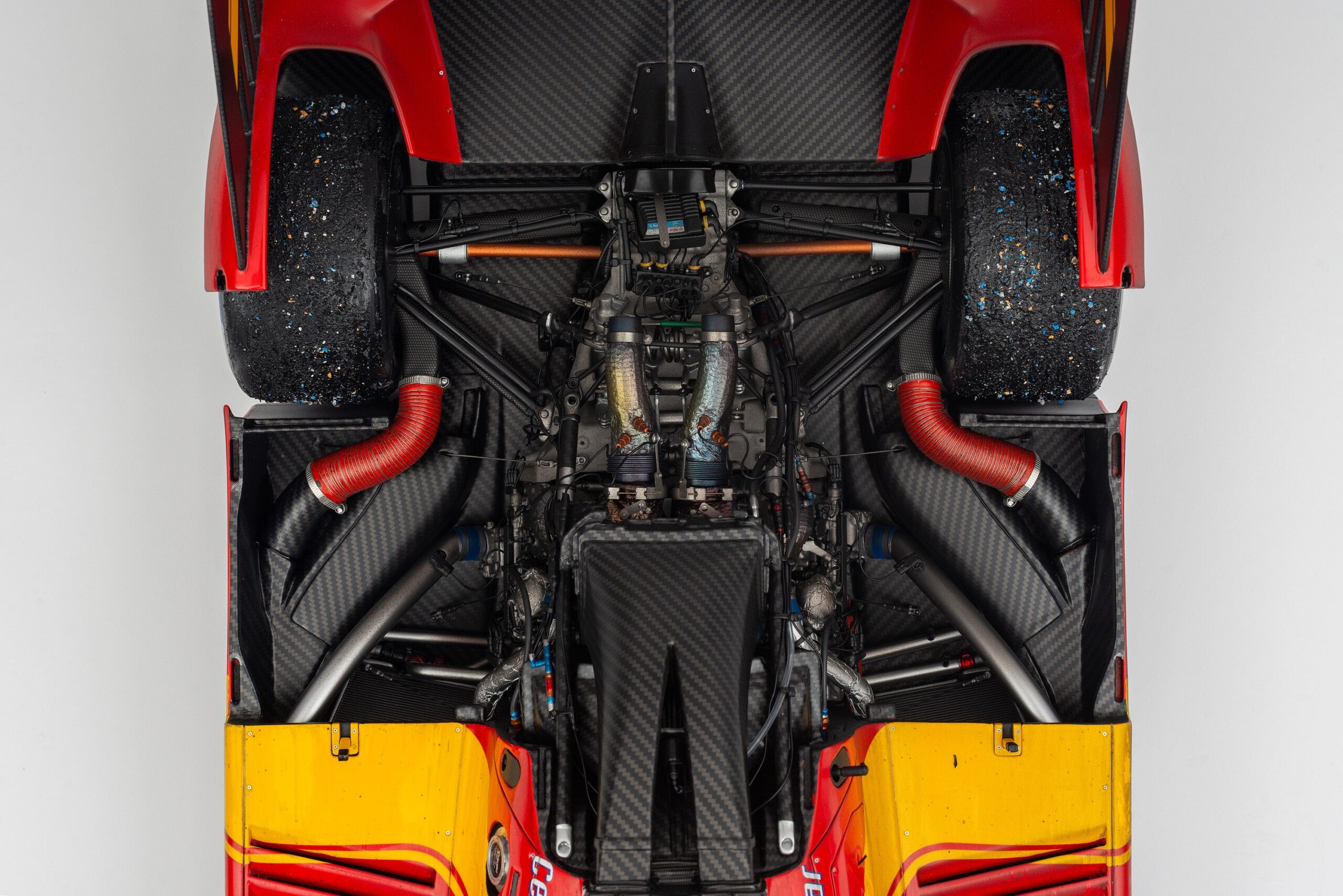 Amalgam Ferrari 499P 2023 Le Mans Winner (#51) Race Weathered - Rot | 1:8 - 画像7