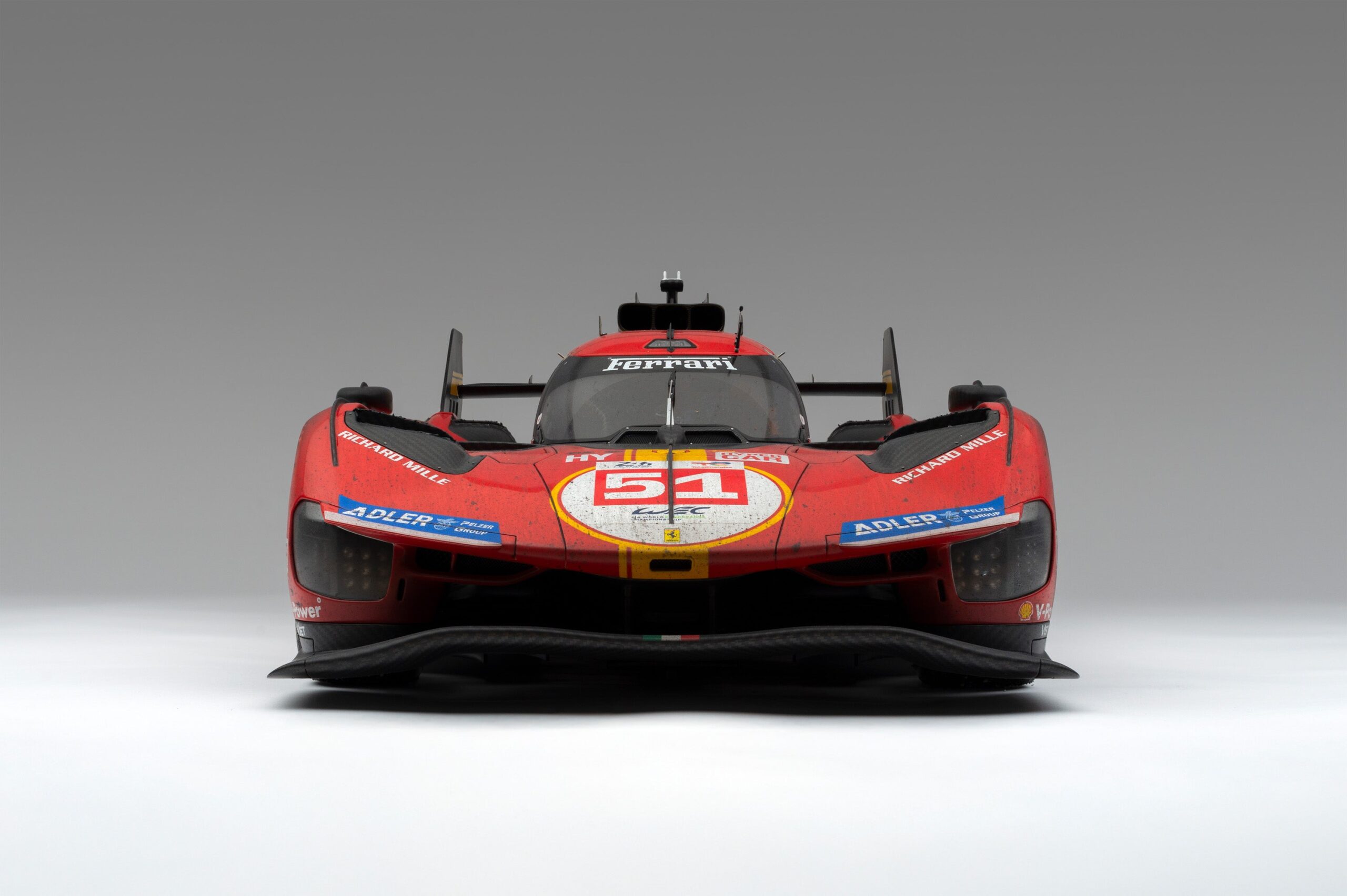 Amalgam Ferrari 499P 2023 Le Mans Winner (#51) Race Weathered - Rot | 1:8 - 画像12