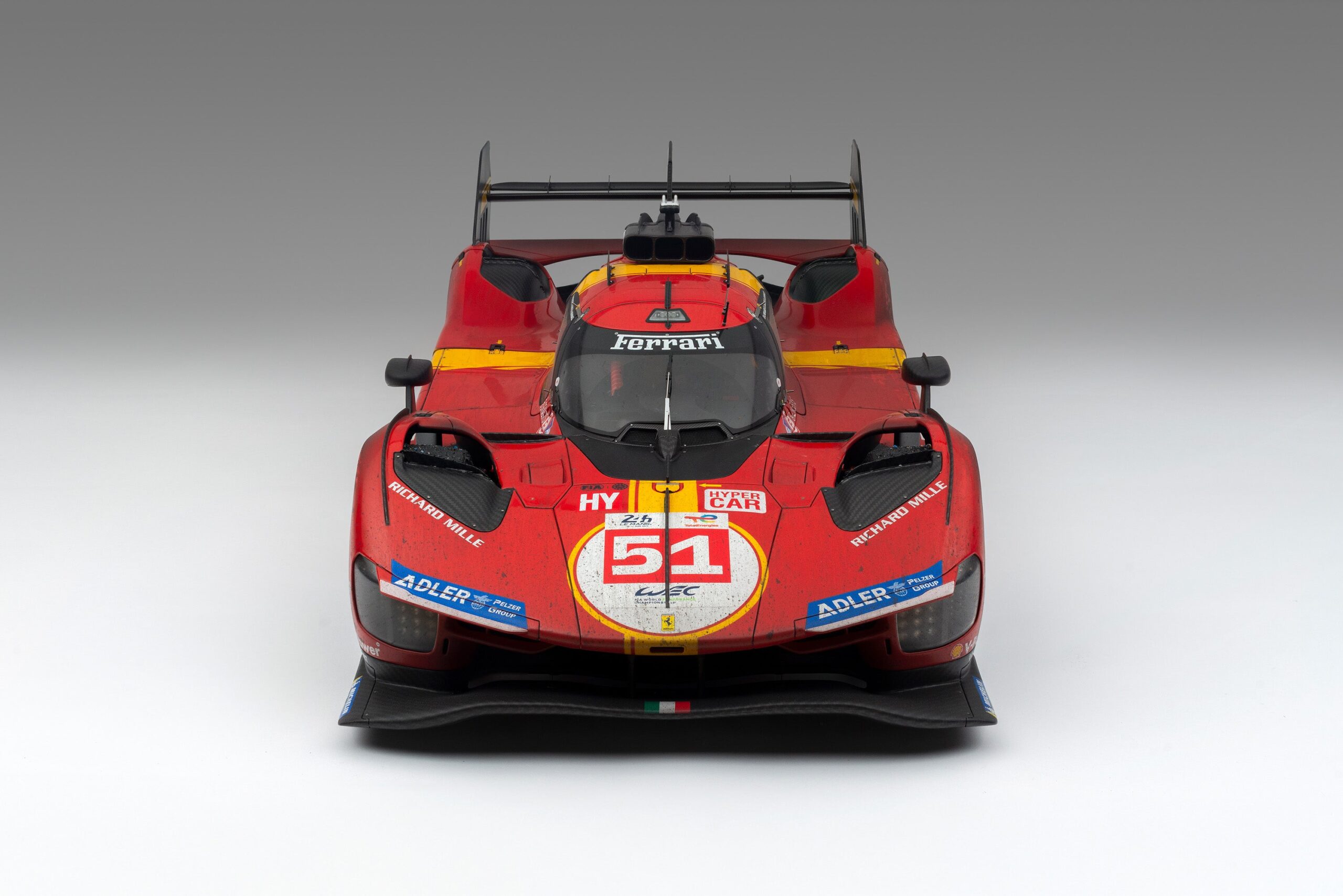Amalgam Ferrari 499P 2023 Le Mans Winner (#51) Race Weathered - Rot | 1:8 - 画像11