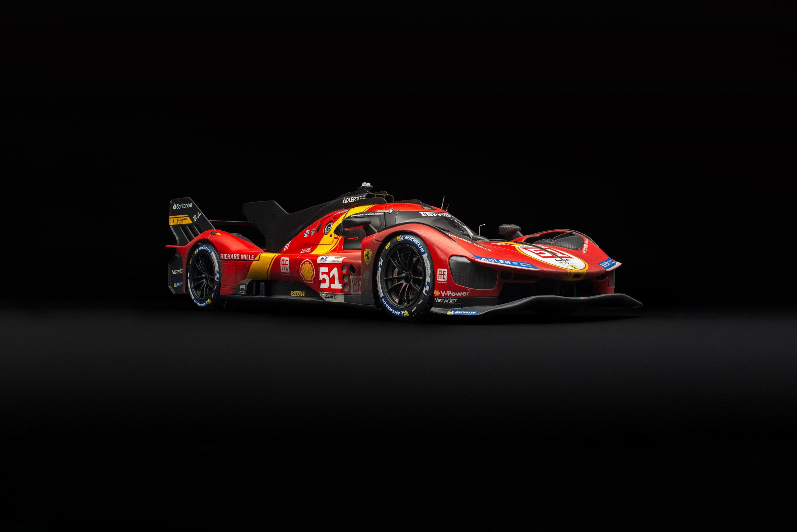 Amalgam Ferrari 499P 2023 Le Mans Winner (#51) Race Weathered - Rot | 1:8 - 画像2