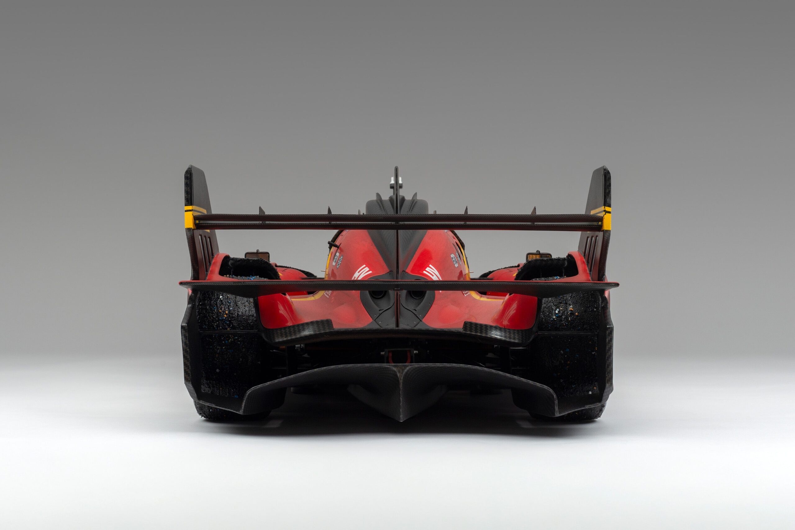 Amalgam Ferrari 499P 2023 Le Mans Winner (#51) Race Weathered - Rot | 1:8 - 画像15