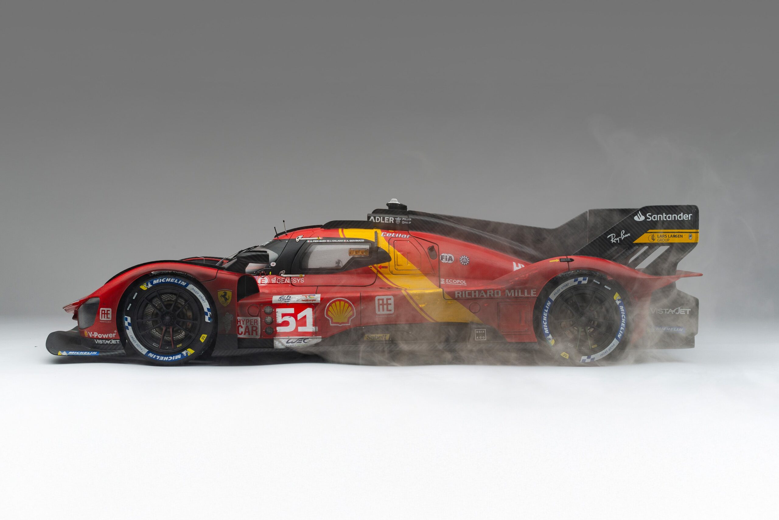 Amalgam Ferrari 499P 2023 Le Mans Winner (#51) Race Weathered - Rot | 1:8 - 画像3