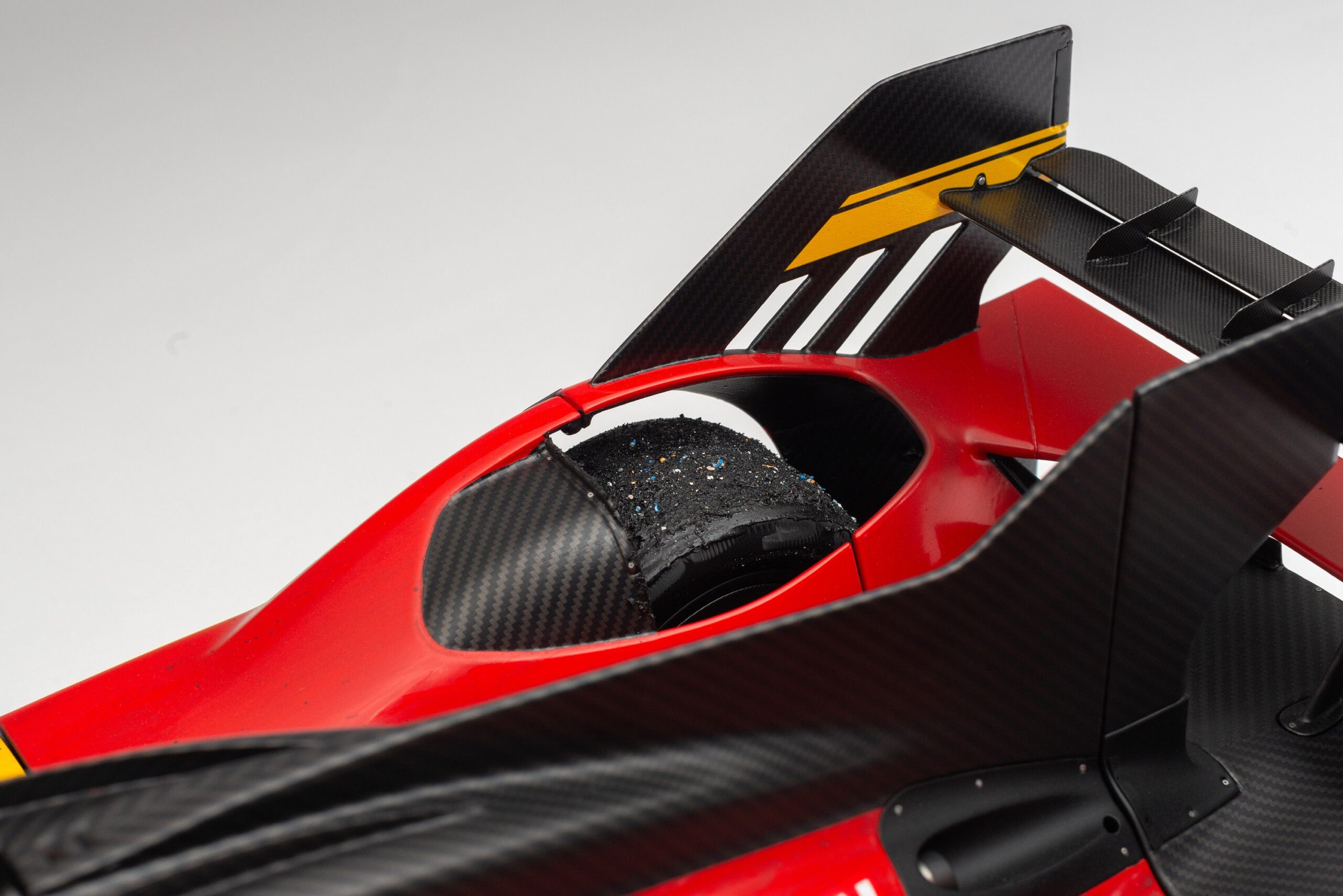 Amalgam Ferrari 499P 2023 Le Mans Winner (#51) Race Weathered - Rot | 1:8 - 画像20