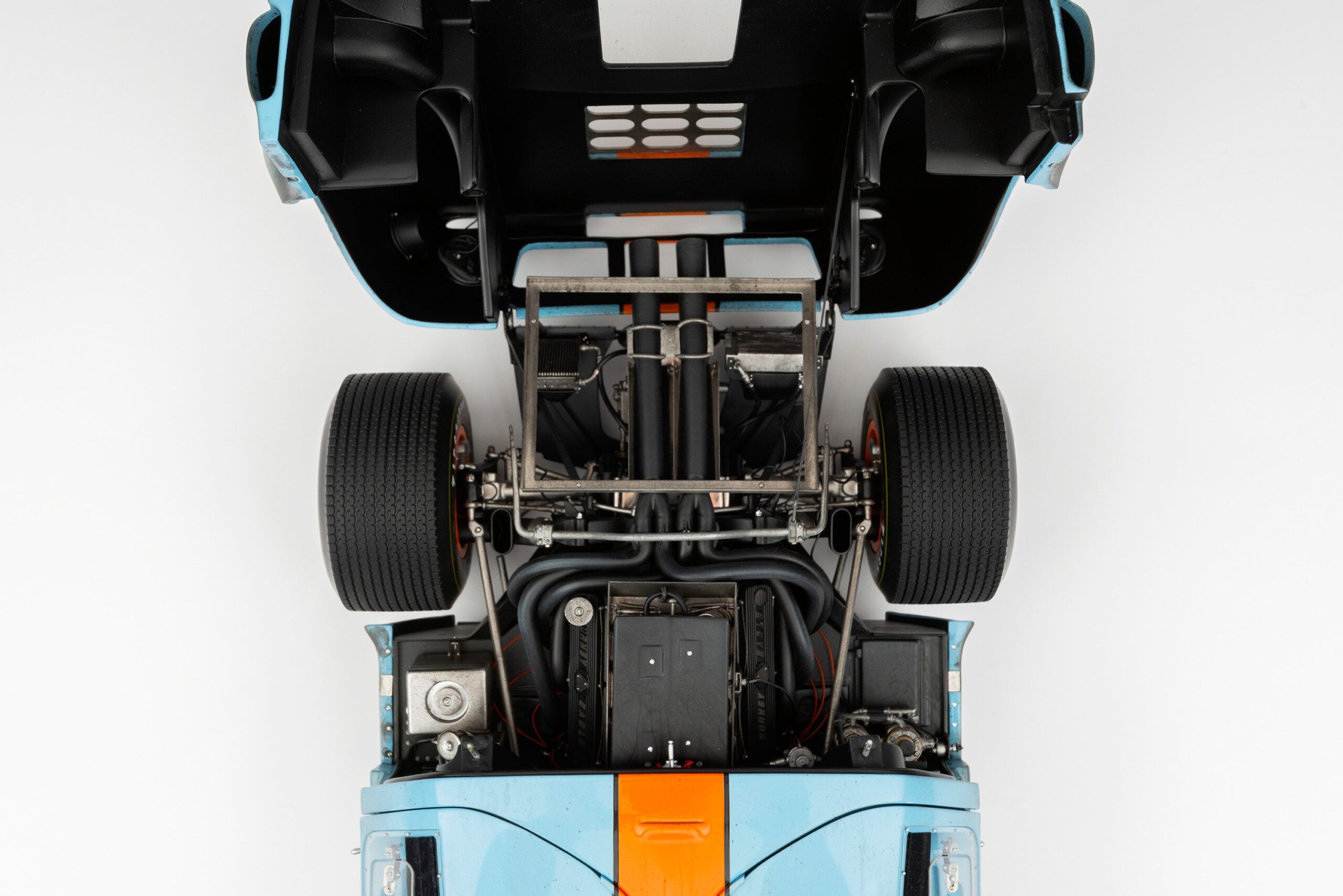 Amalgam Ford GT40 1969 Le Mans Winner Race Weathered - Hellblau / Orange | 1:8 - Image 5