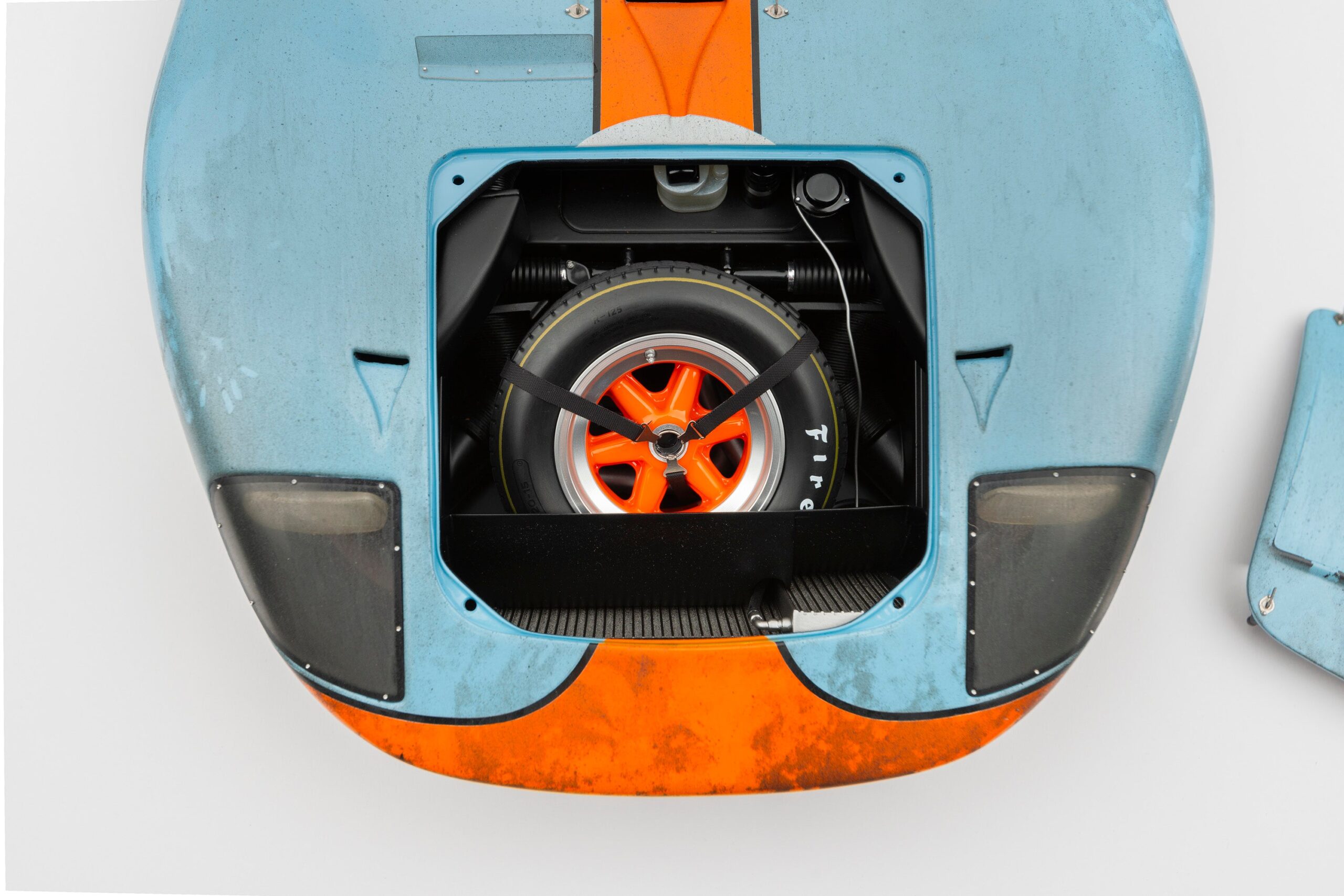 Amalgam Ford GT40 1969 Le Mans Winner Race Weathered - Hellblau / Orange | 1:8 - Image 7