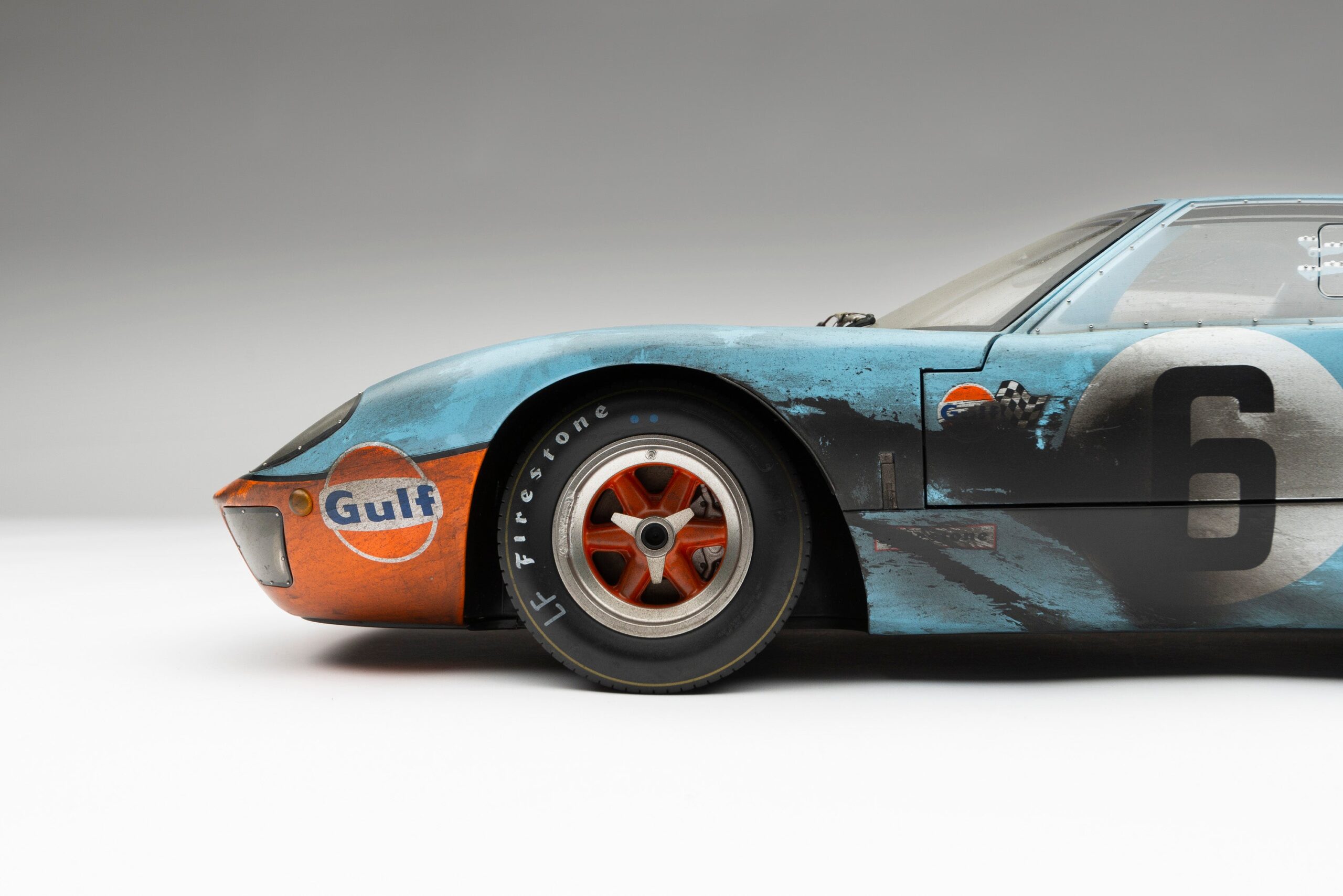 Amalgam Ford GT40 1969 Le Mans Winner Race Weathered - Hellblau / Orange | 1:8 - Image 14