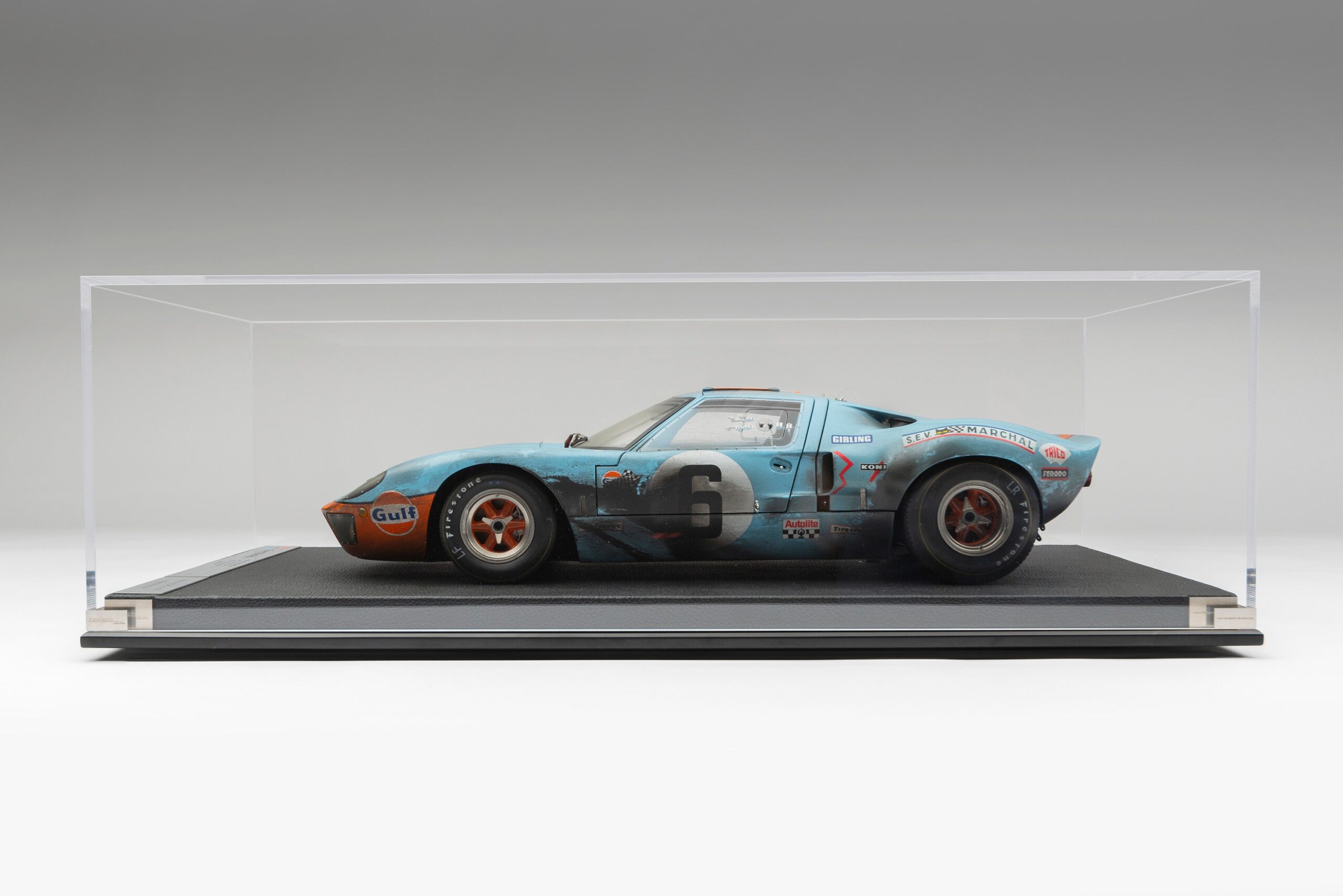 Amalgam Ford GT40 1969 Le Mans Winner Race Weathered - Hellblau / Orange | 1:8 - Image 17