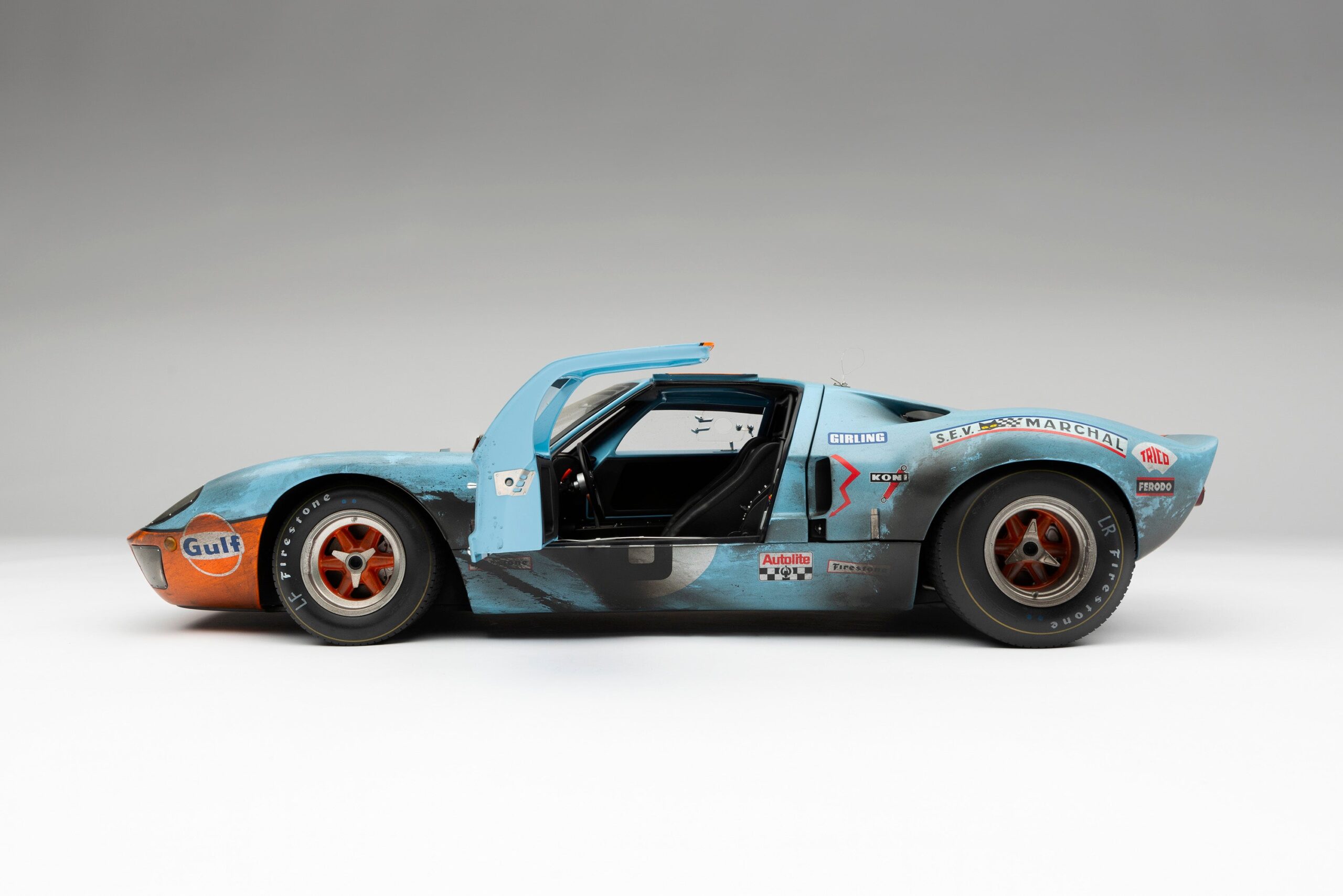 Amalgam Ford GT40 1969 Le Mans Winner Race Weathered - Hellblau / Orange | 1:8 - Image 15