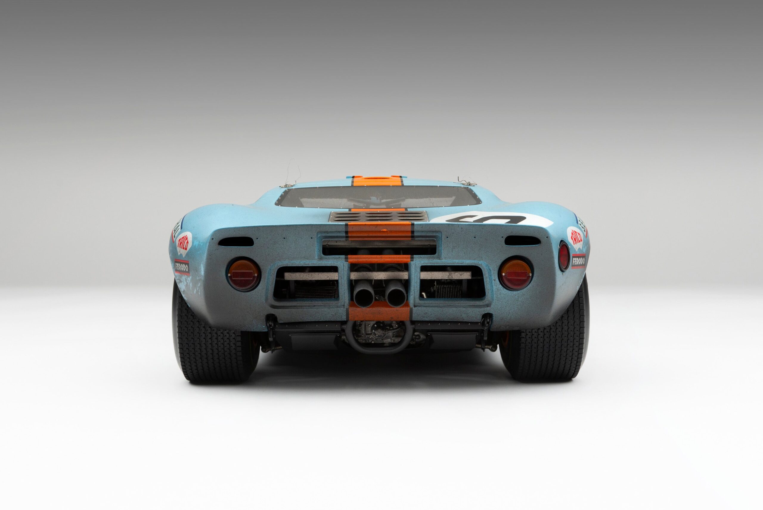Amalgam Ford GT40 1969 Le Mans Winner Race Weathered - Hellblau / Orange | 1:8 - Image 10