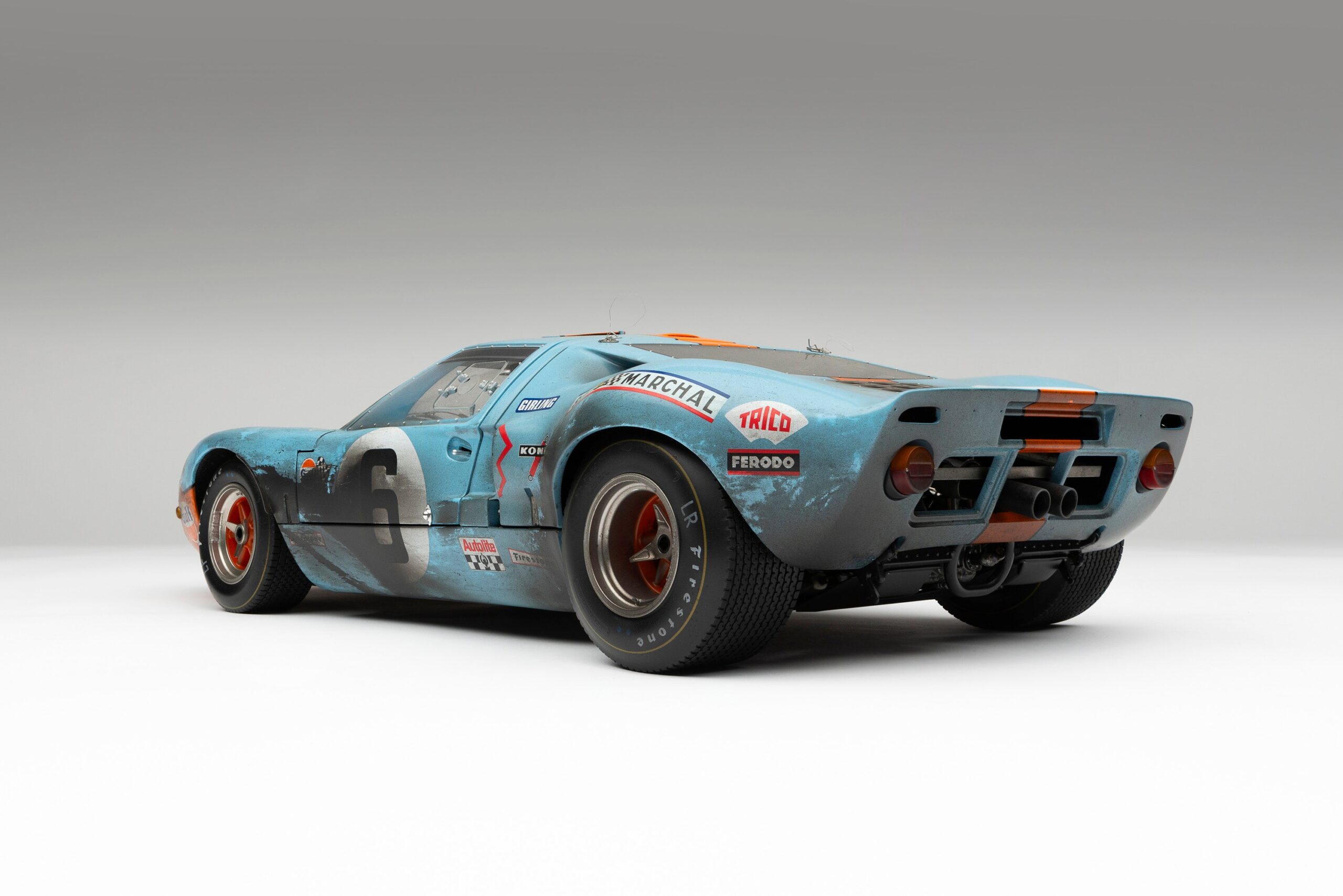 Amalgam Ford GT40 1969 Le Mans Winner Race Weathered - Hellblau / Orange | 1:8 - Image 11