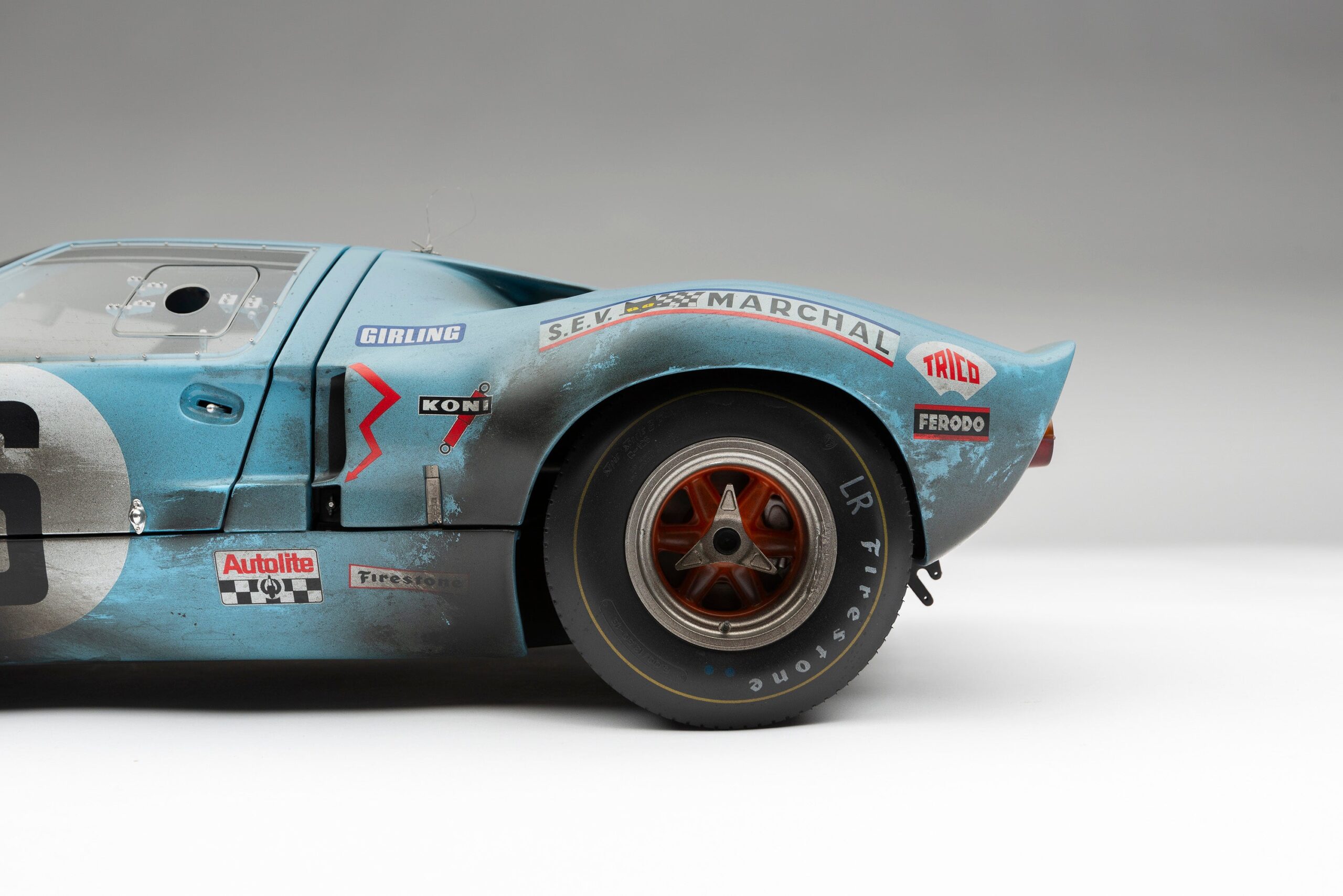 Amalgam Ford GT40 1969 Le Mans Winner Race Weathered - Hellblau / Orange | 1:8 - Image 13