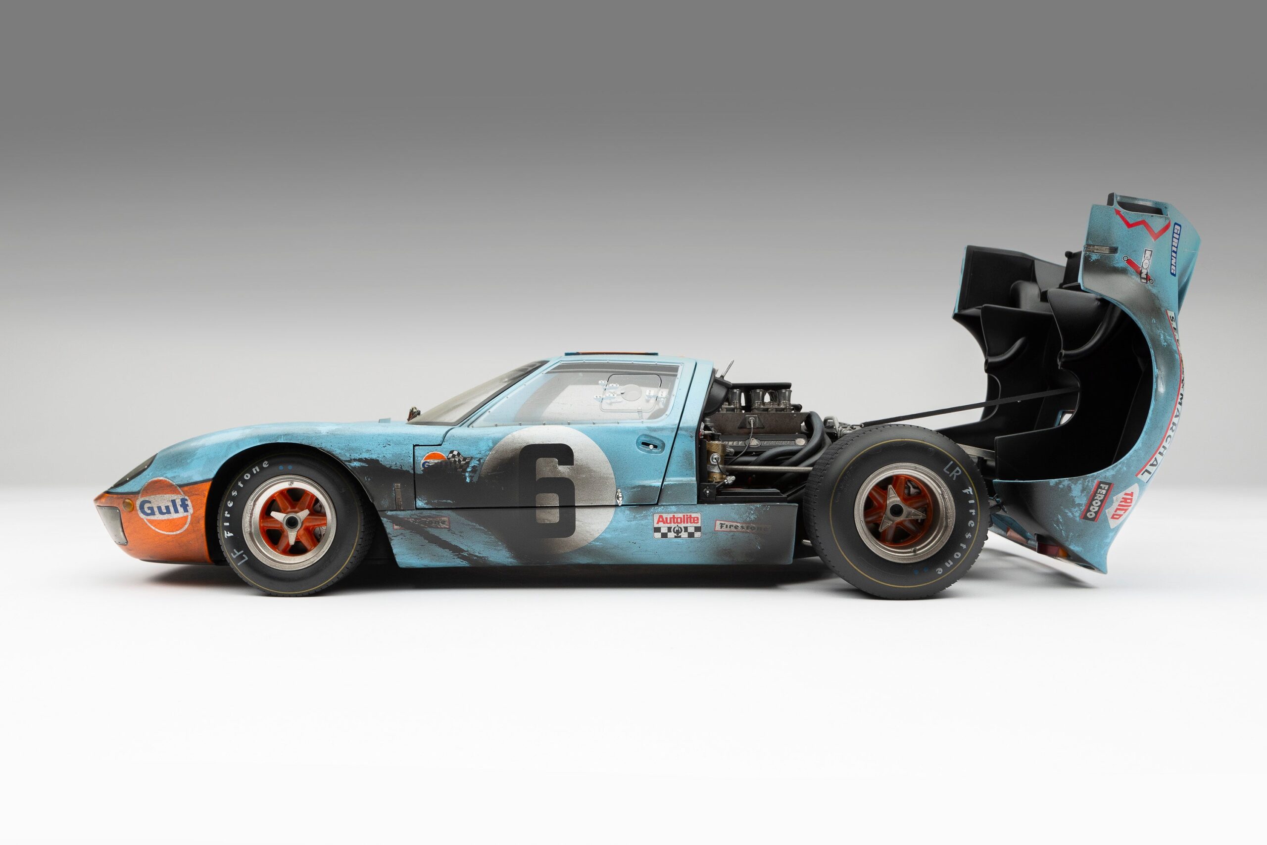 Amalgam Ford GT40 1969 Le Mans Winner Race Weathered - Hellblau / Orange | 1:8 - Image 8