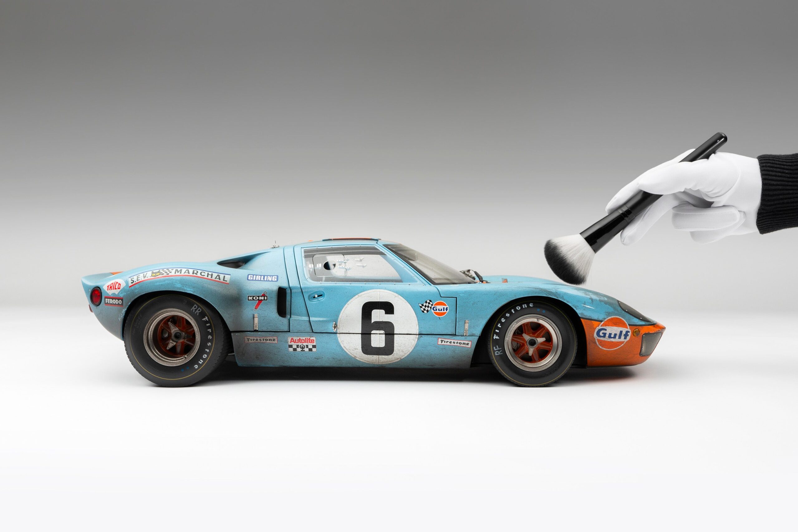 Amalgam Ford GT40 1969 Le Mans Winner Race Weathered - Hellblau / Orange | 1:8 - Image 4