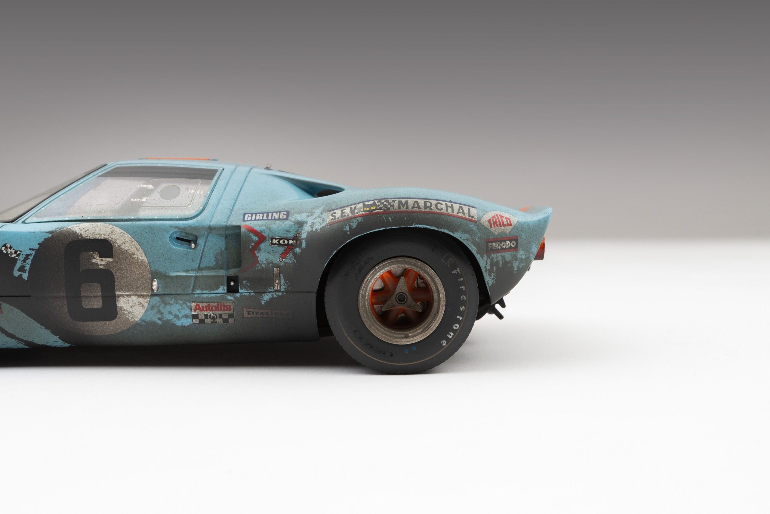 Amalgam Ford GT40 1969 Le Mans Sieger Race Weathered - Blau / Orange | 1:18 - Image 15