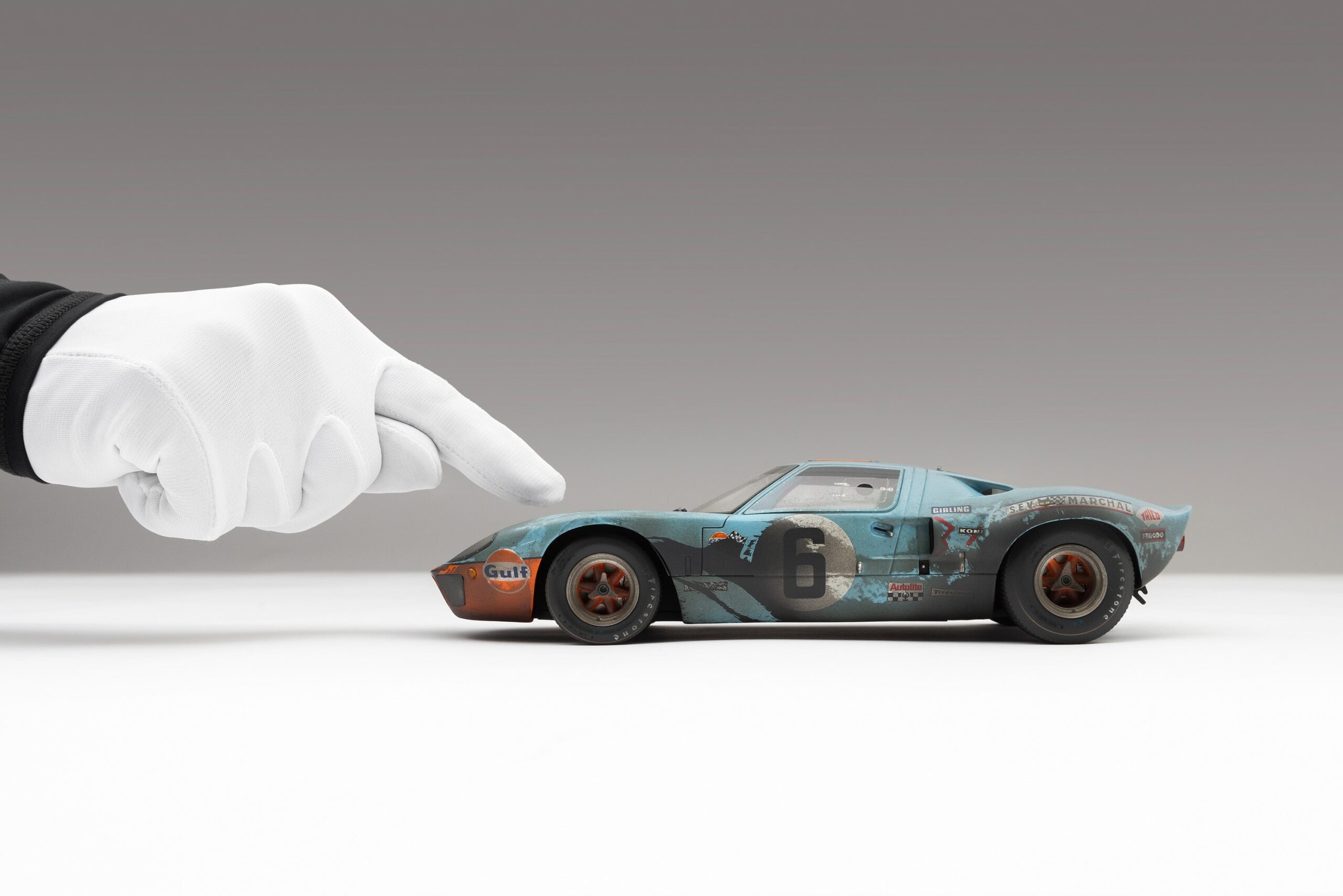 Amalgam Ford GT40 1969 Le Mans Sieger Race Weathered - Blau / Orange | 1:18 - Image 4