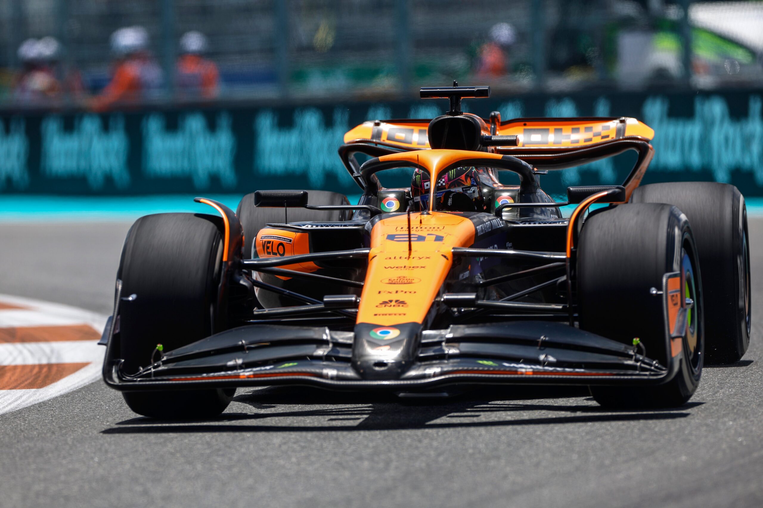 Amalgam McLaren MCL38 2024 Miami Grand Prix - Orange | 1:8 - Imagen 10