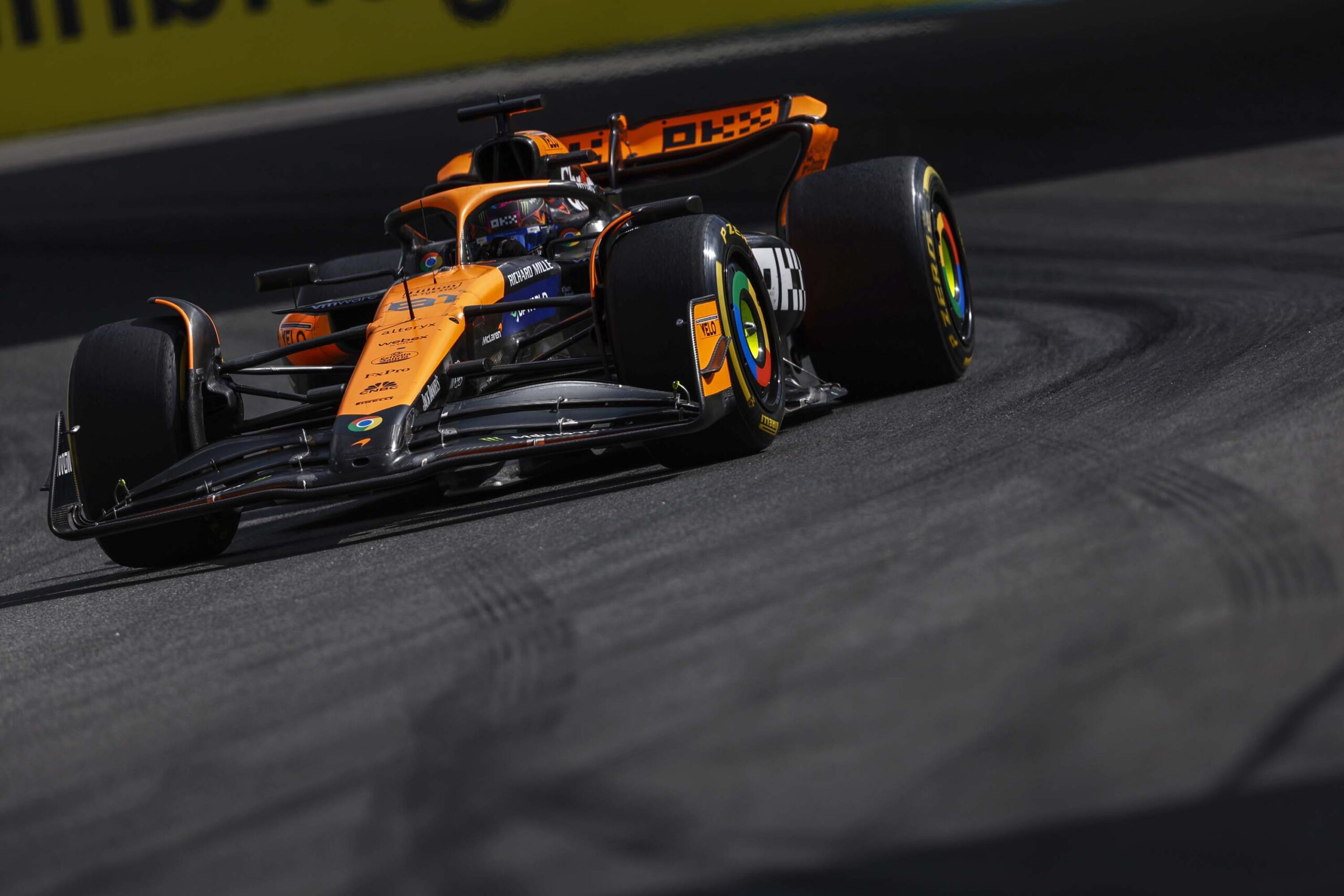 Amalgam McLaren MCL38 2024 Miami Grand Prix - Orange | 1:8 - Imagen 9