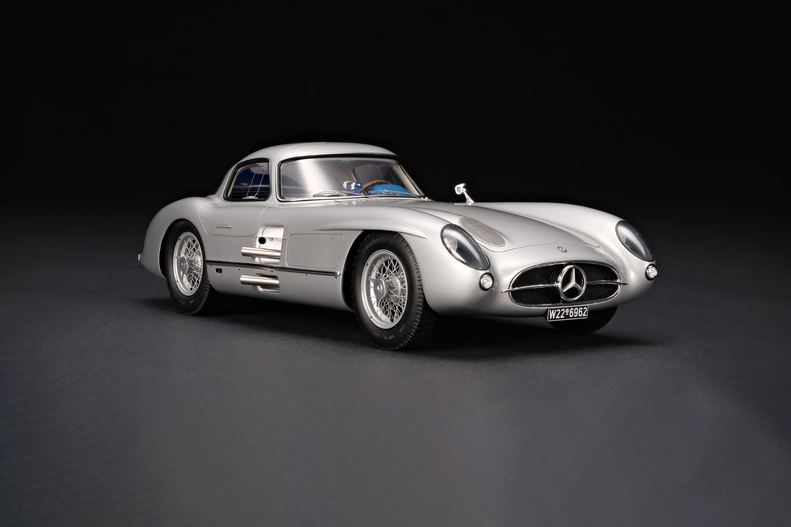 Amalgam Mercedes-Benz 300 SLR Uhlenhaut Coupé Chassis 00007/55 'The Blue' 1956 Test Drive - Silbergrau Metallic | 1:18 - Imagen 2