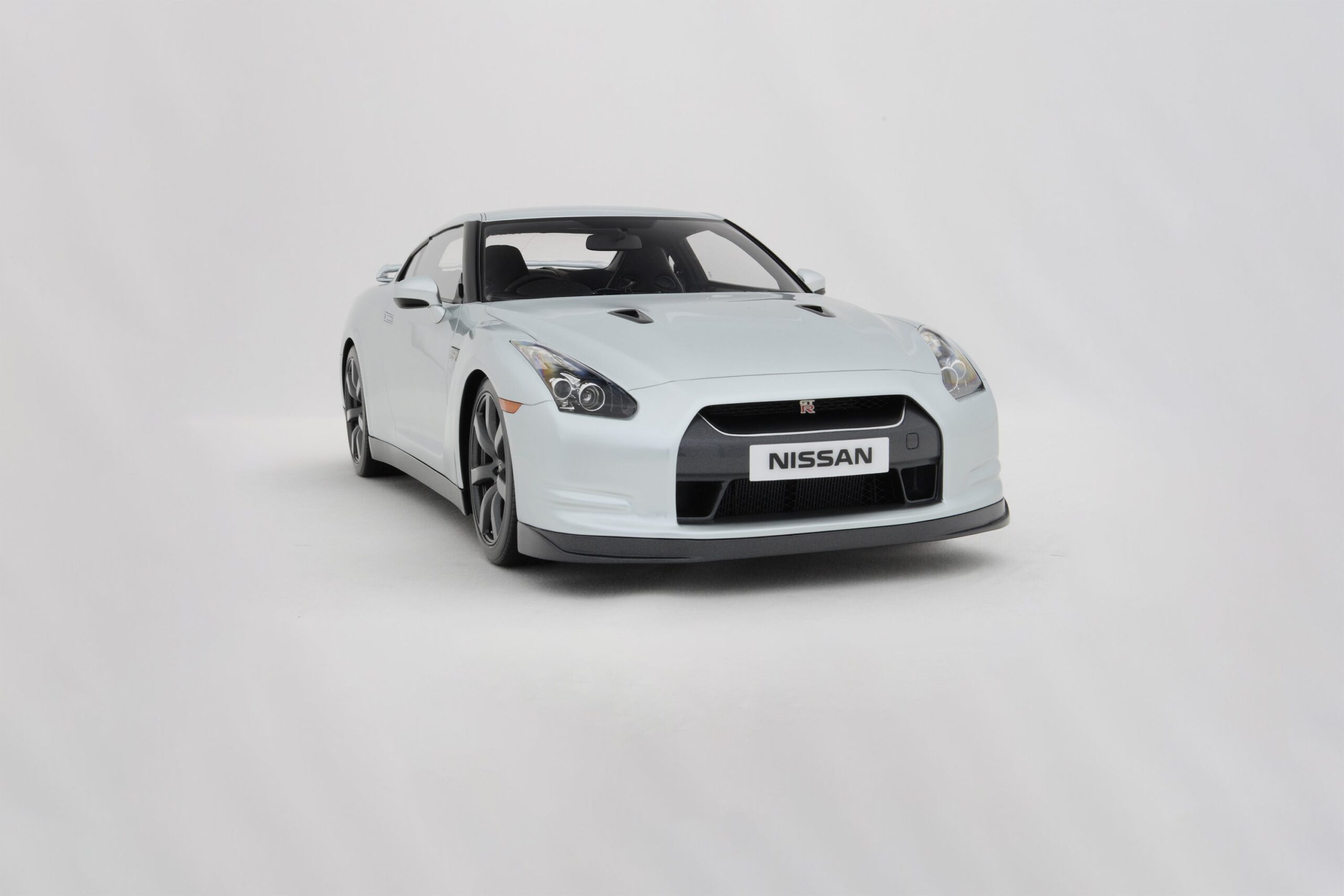 Amalgam Nissan GT-R (2007) - Weiß | 1:8 - Imagen 2
