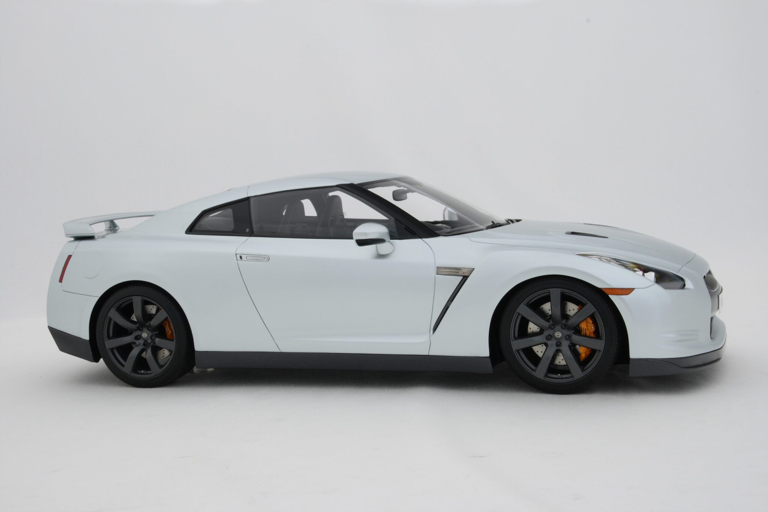 Amalgam Nissan GT-R (2007) - Weiß | 1:8 - Imagen 3