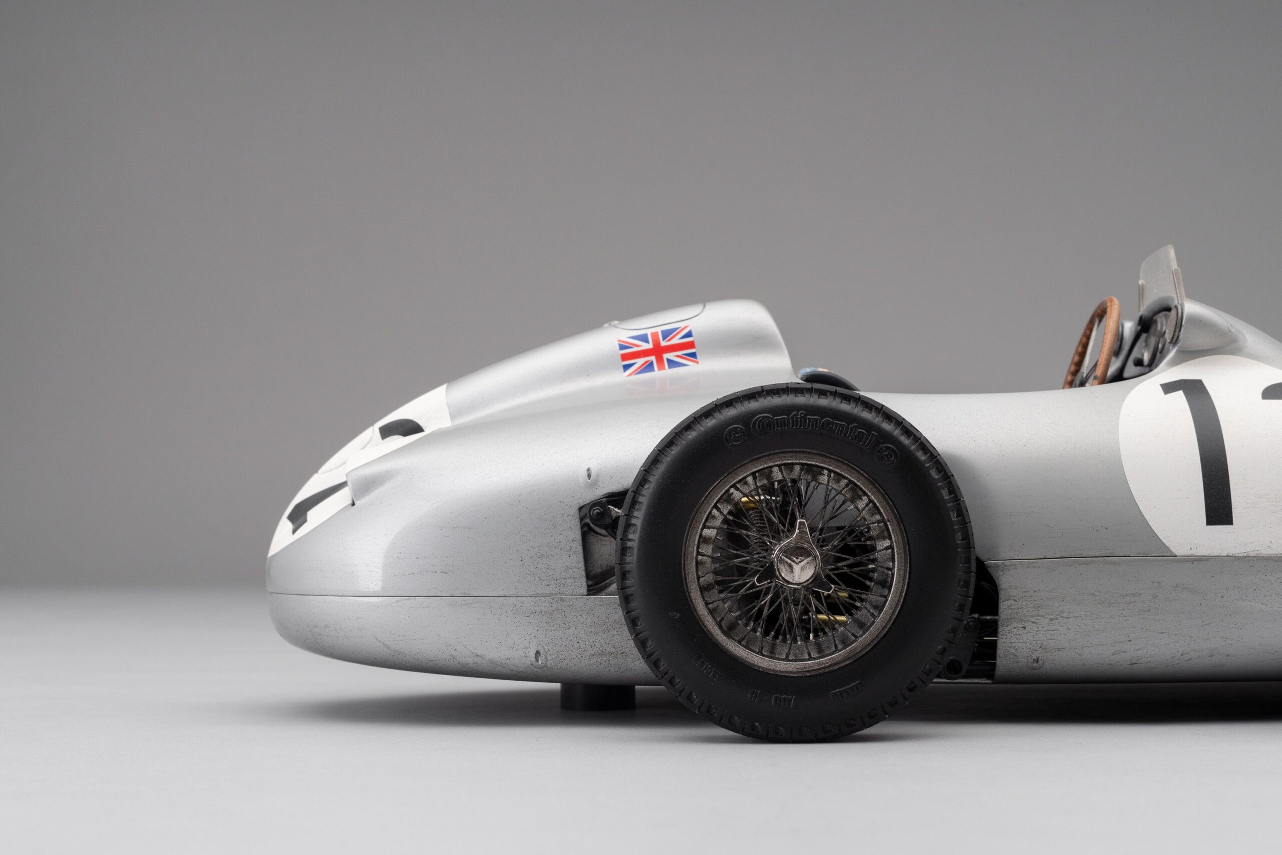 Amalgam Mercedes-Benz W196 Monoposto 1955 British Grand Prix Winner Moss Race Weathered - Silber | 1:8 - Imagen 11