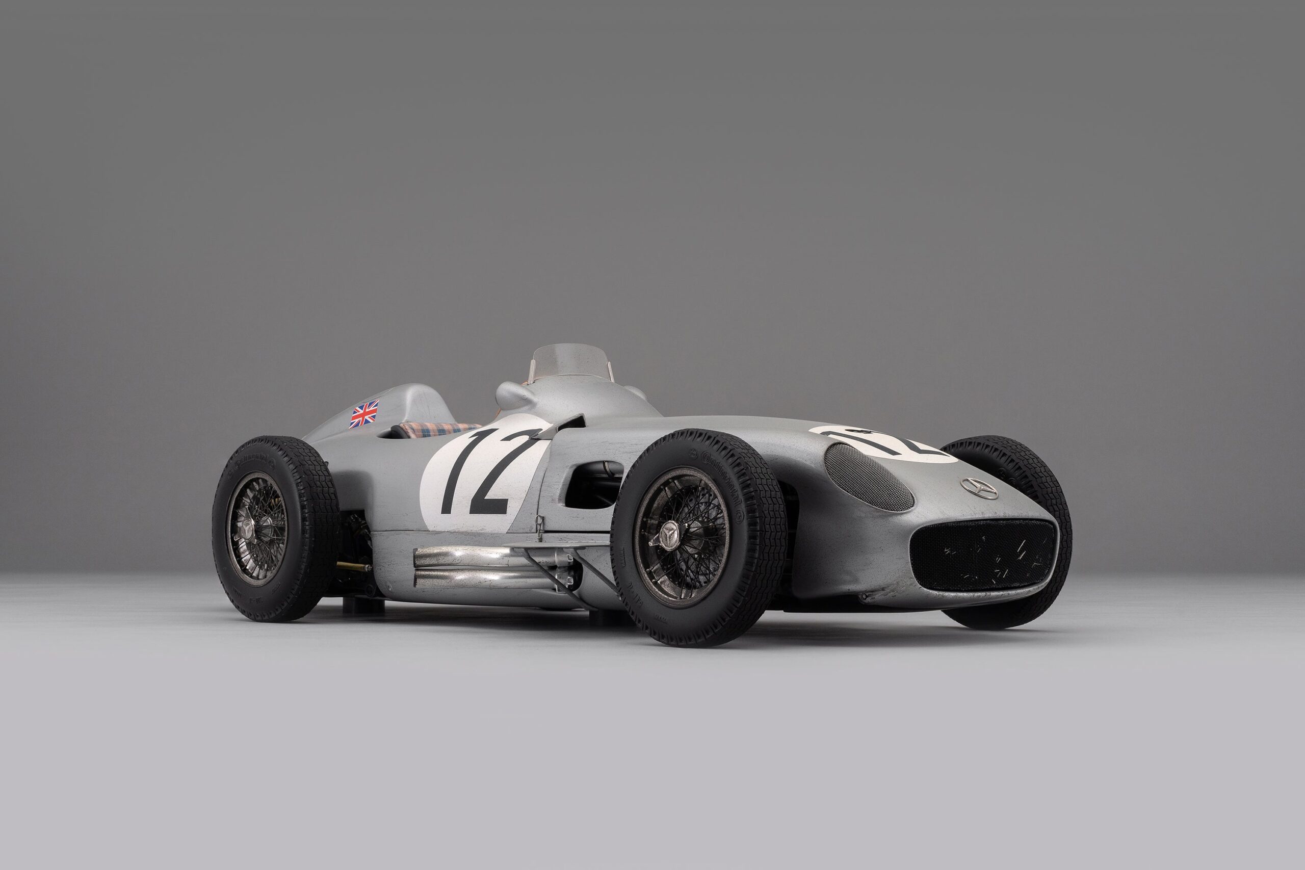 Amalgam Mercedes-Benz W196 Monoposto 1955 Ganador del Gran Premio de Gran Bretaña Moss Con desgaste de carrera - Plateado | 1:8