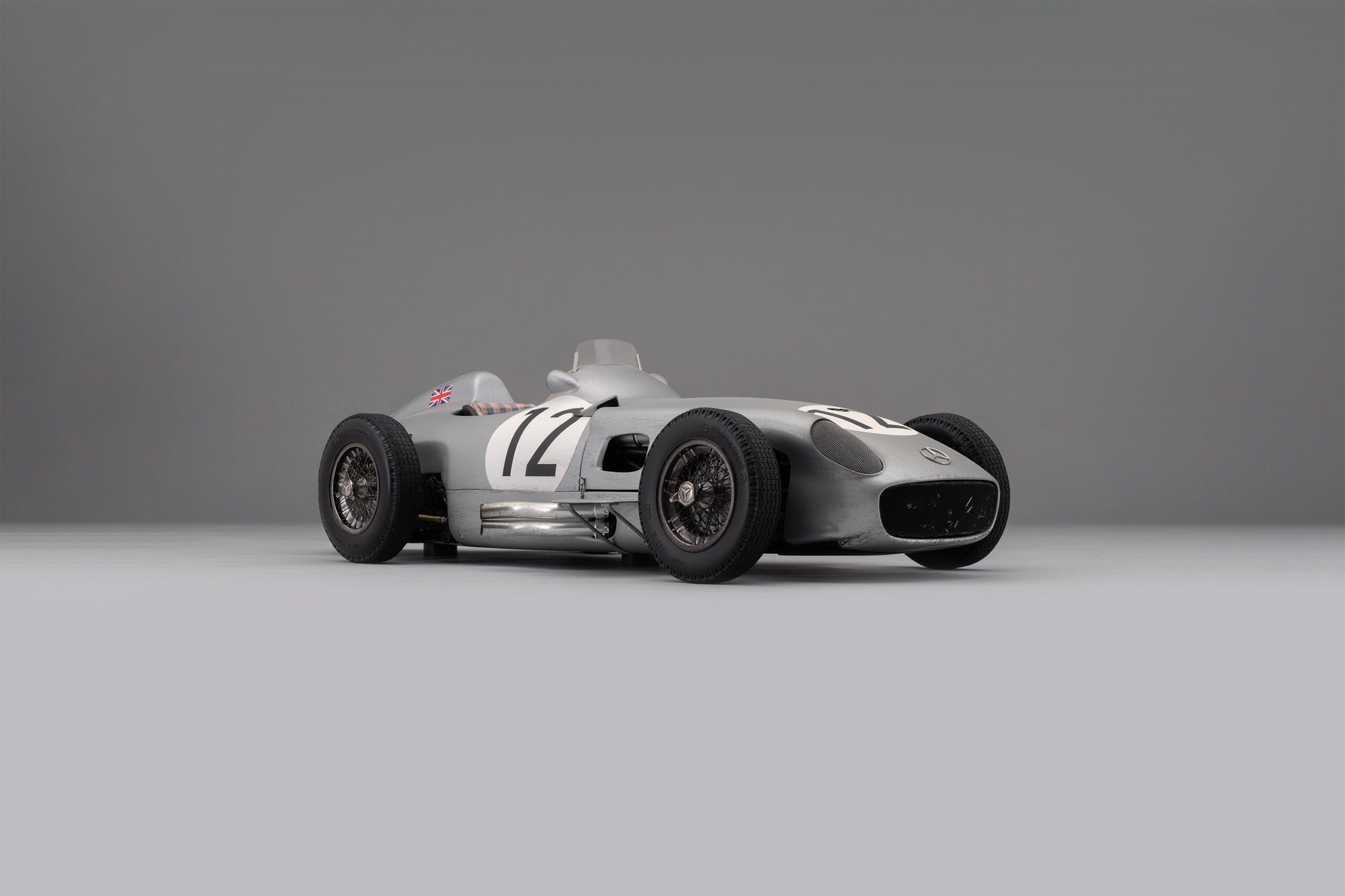 Amalgam Mercedes-Benz W196 Monoposto 1955 British Grand Prix Winner Moss Race Weathered - Silber | 1:8 - Imagen 2