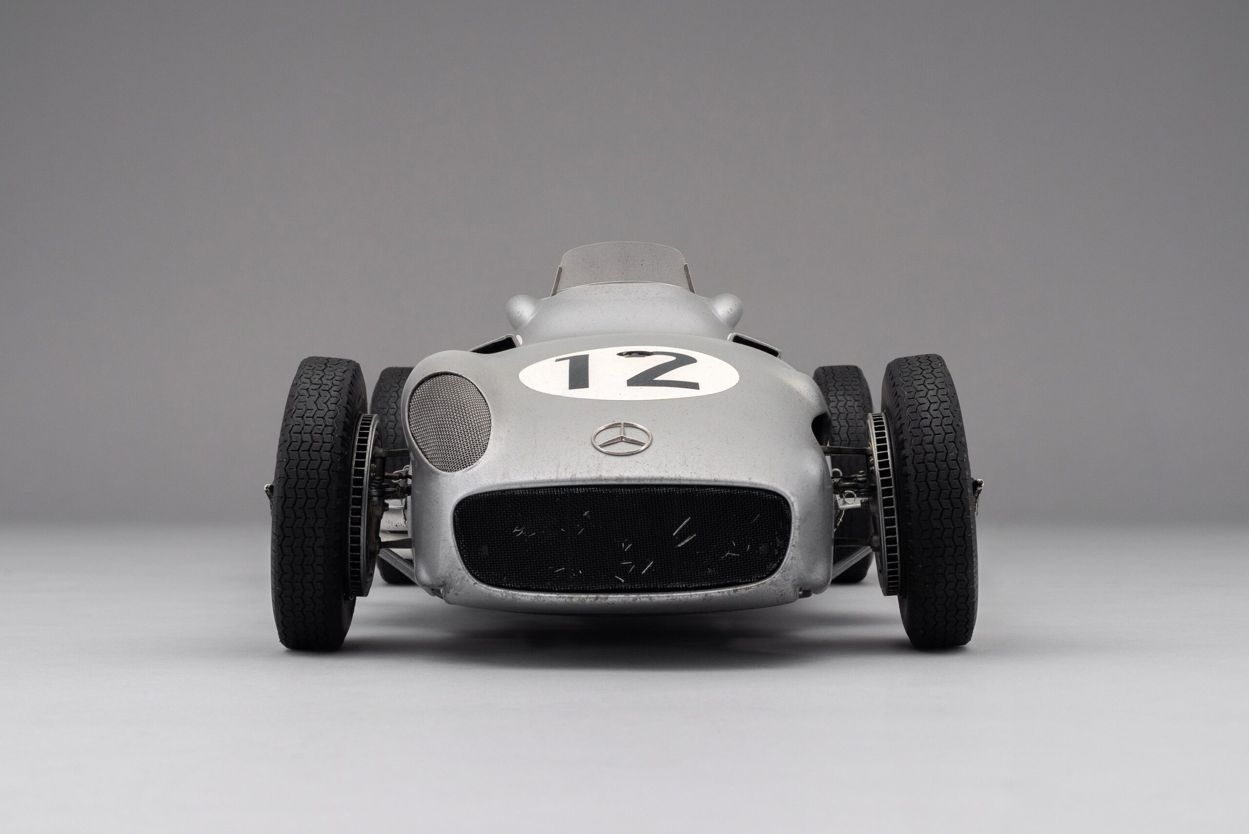 Amalgam Mercedes-Benz W196 Monoposto 1955 British Grand Prix Winner Moss Race Weathered - Silber | 1:8 - Imagen 7