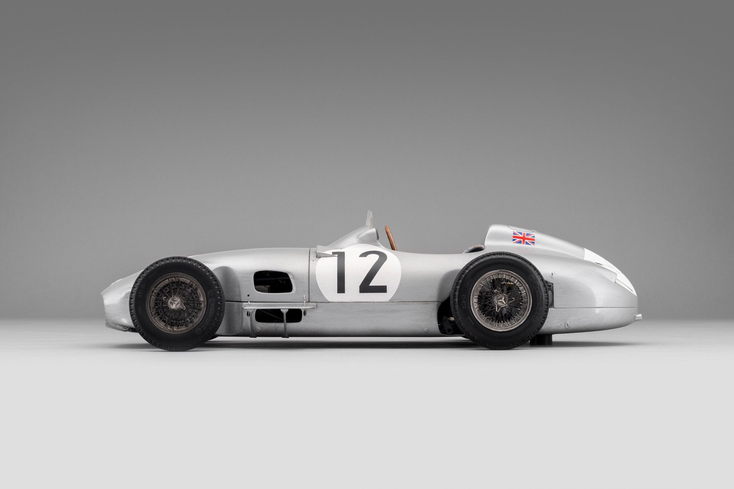 Amalgam Mercedes-Benz W196 Monoposto 1955 British Grand Prix Winner Moss Race Weathered - Silber | 1:8 - Imagen 13