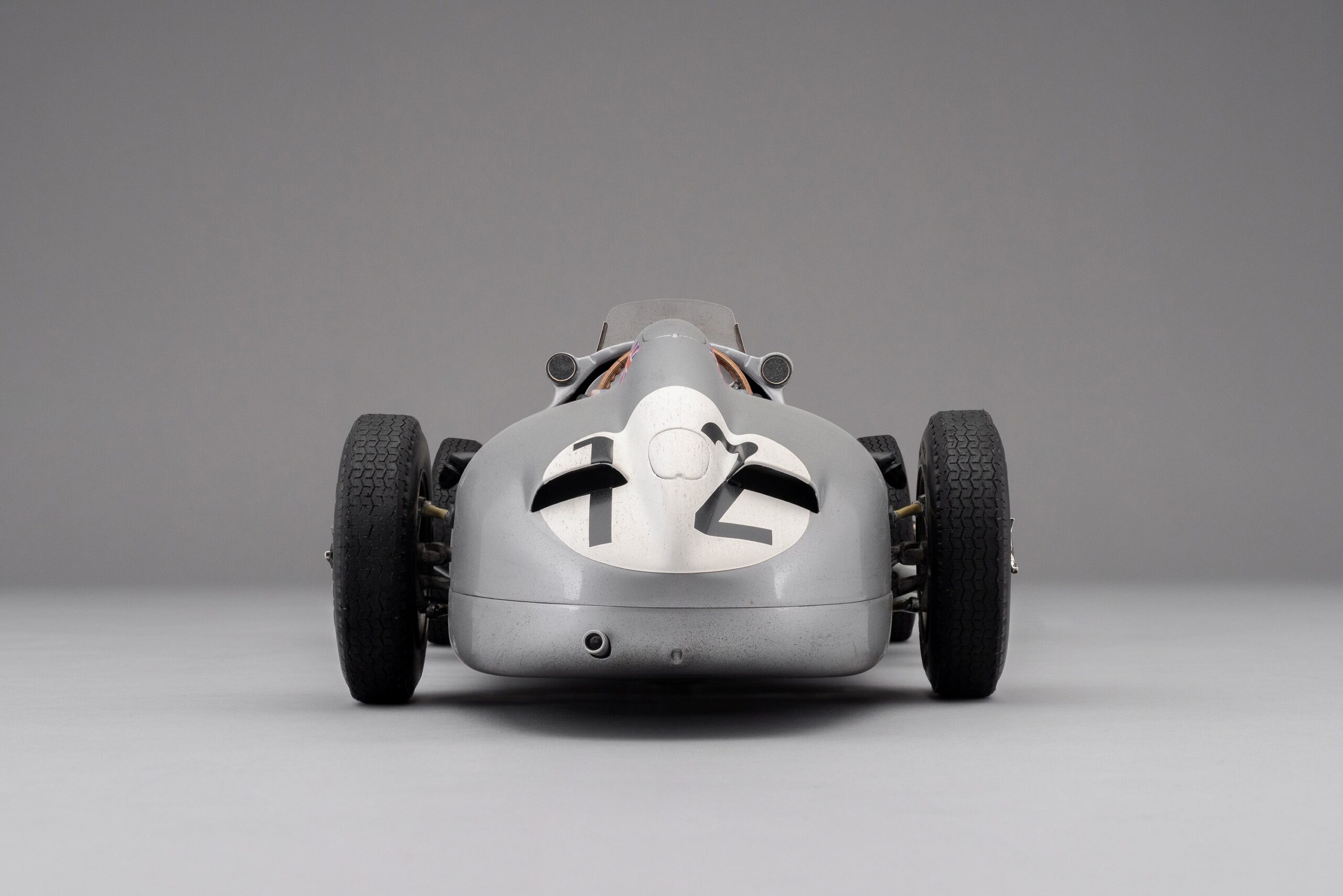 Amalgam Mercedes-Benz W196 Monoposto 1955 British Grand Prix Winner Moss Race Weathered - Silber | 1:8 - Imagen 9