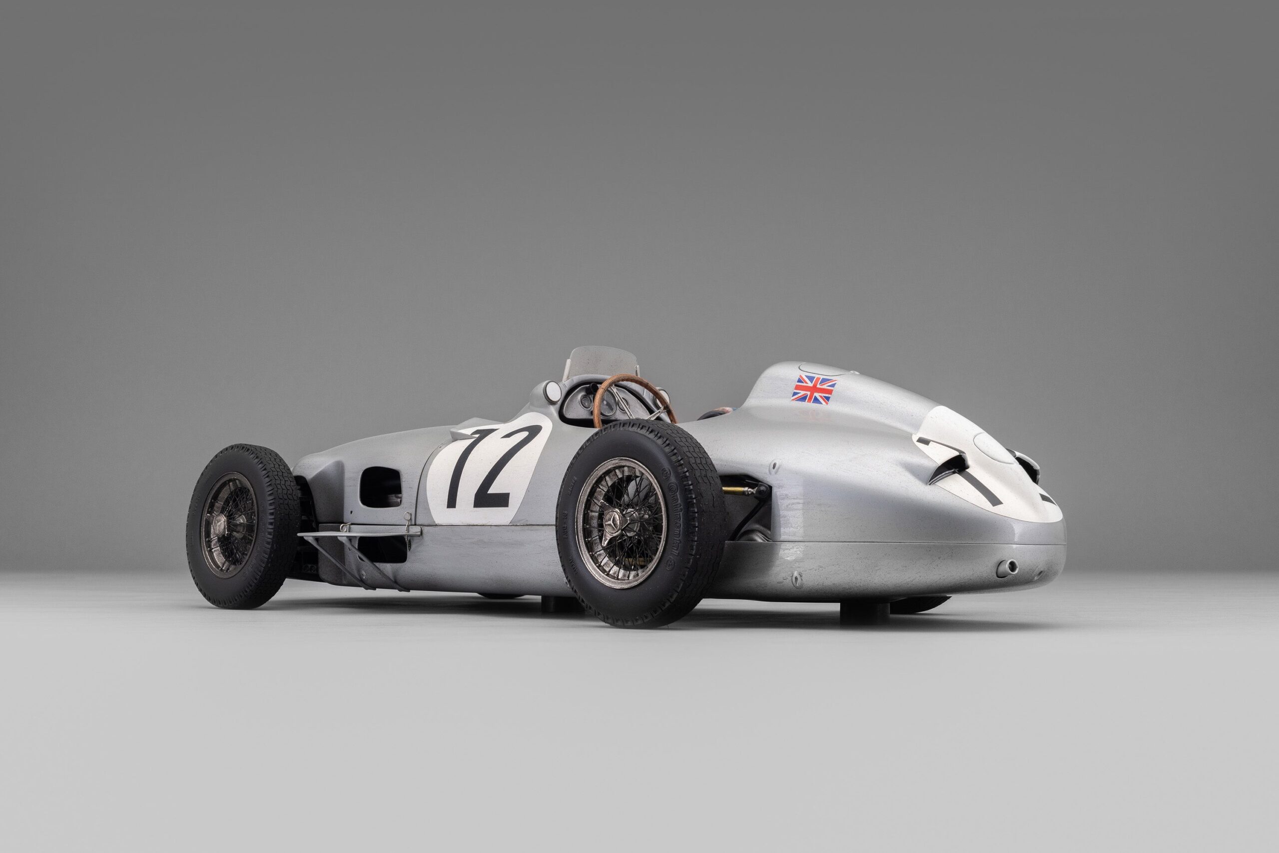 Amalgam Mercedes-Benz W196 Monoposto 1955 British Grand Prix Winner Moss Race Weathered - Silber | 1:8 - Imagen 17
