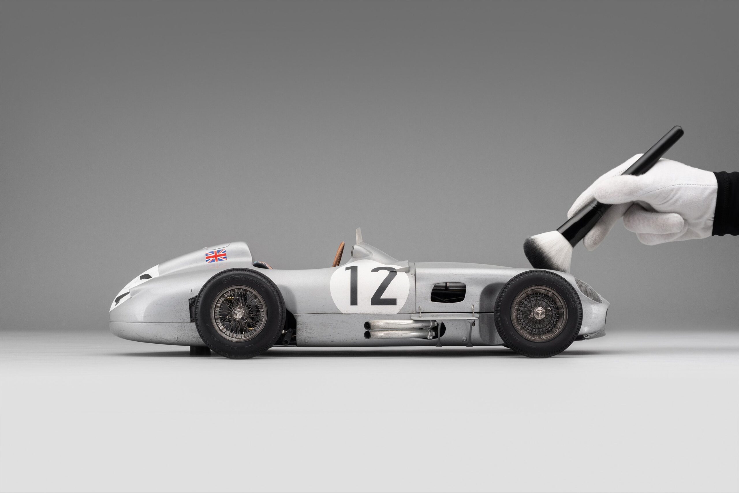 Amalgam Mercedes-Benz W196 Monoposto 1955 British Grand Prix Winner Moss Race Weathered - Silber | 1:8 - Imagen 3