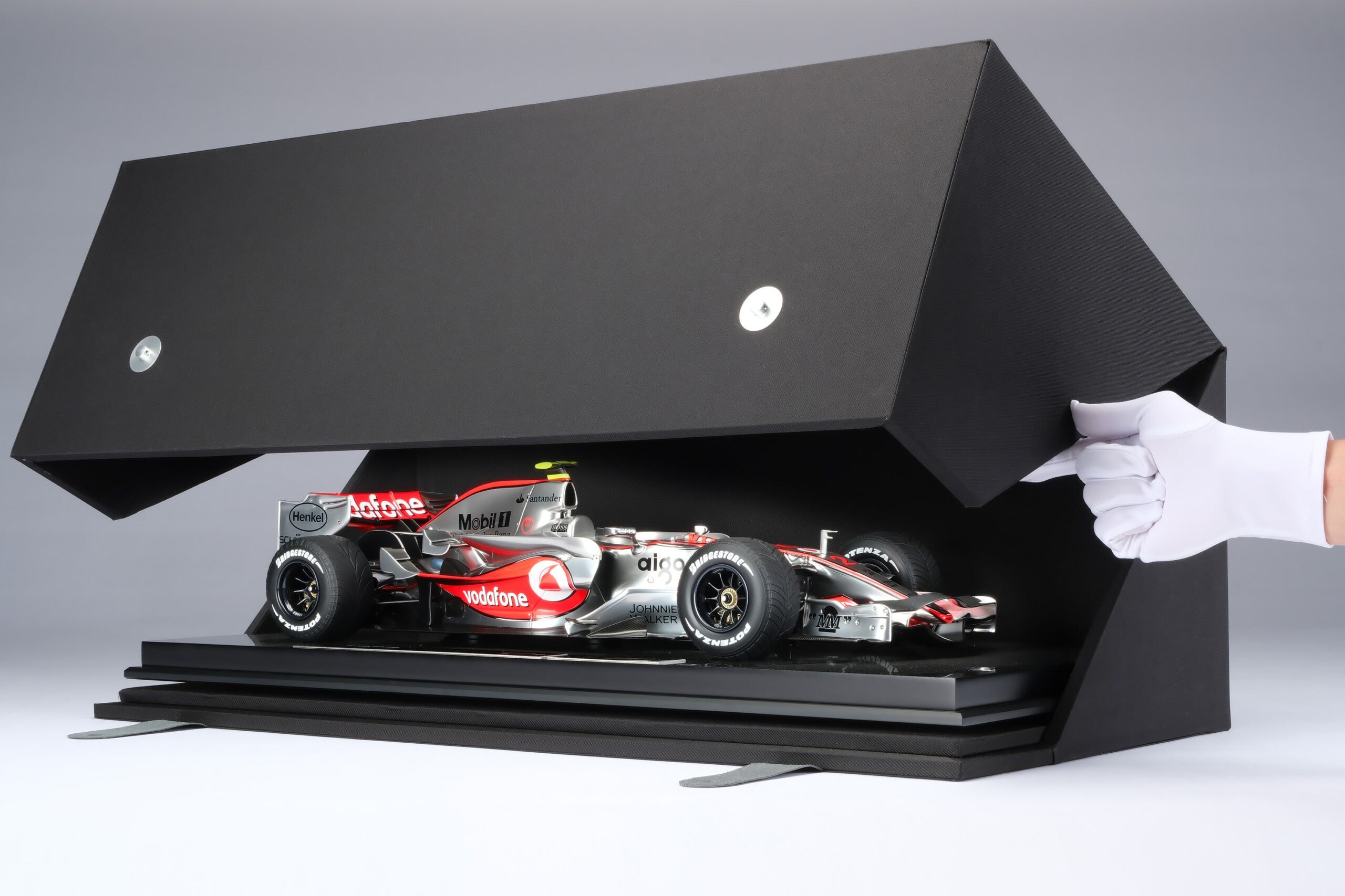 Amalgam McLaren MP4-22 2007 European Grand Prix - Lewis Hamilton - Rot | 1:8 - Image 14