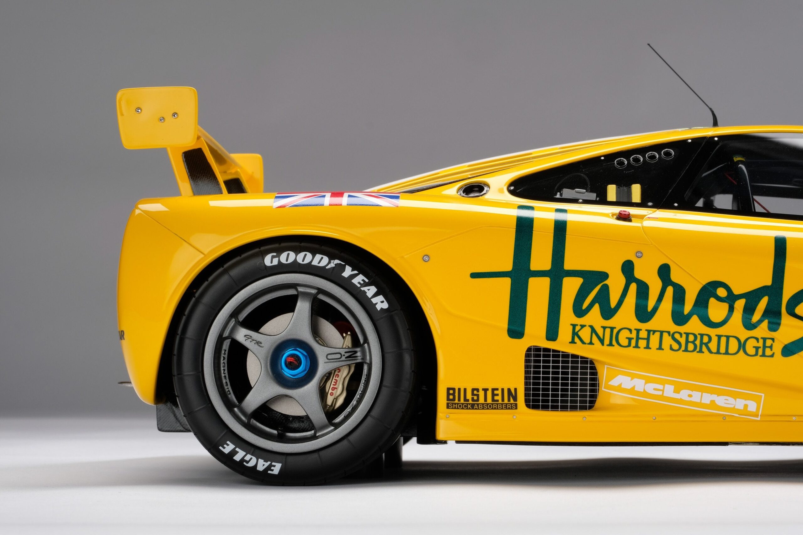 Amalgam McLaren F1 GTR Harrods - 1995 Le Mans 3rd Place - Gelb | 1:8 - Imagen 14
