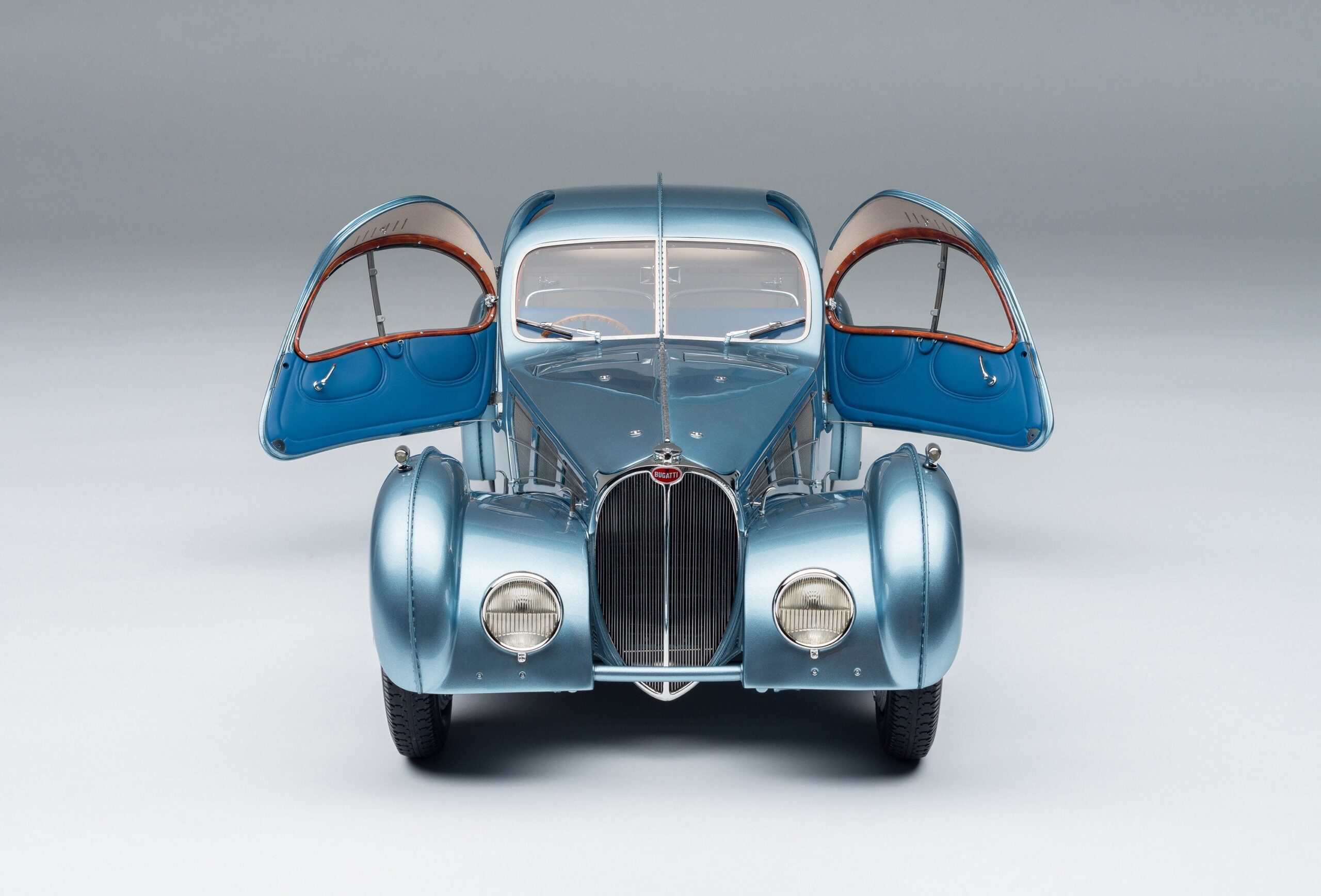 Amalgam Bugatti Type 57SC Atlantic "The Lord Rothschild" (1938) - Blau | 1:8 - Image 4