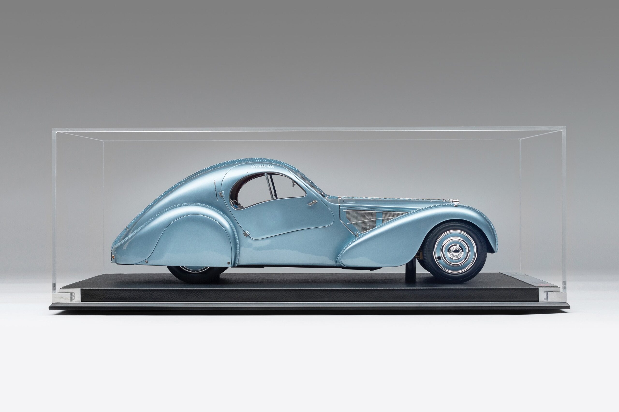 Amalgam Bugatti Type 57SC Atlantic "The Lord Rothschild" (1938) - Blau | 1:8 - Image 9