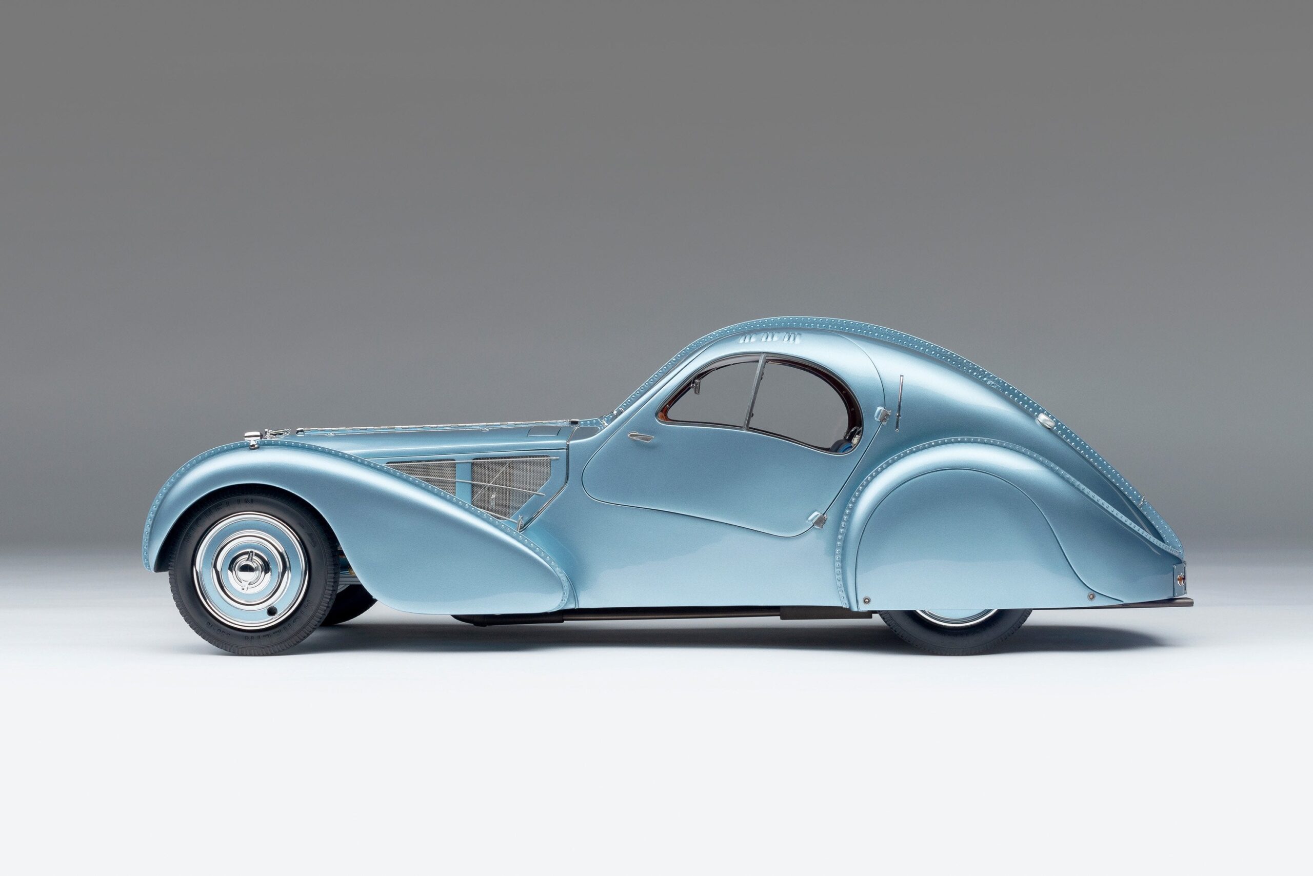 Amalgam Bugatti Type 57SC Atlantic "The Lord Rothschild" (1938) - Blau | 1:8 - Image 11