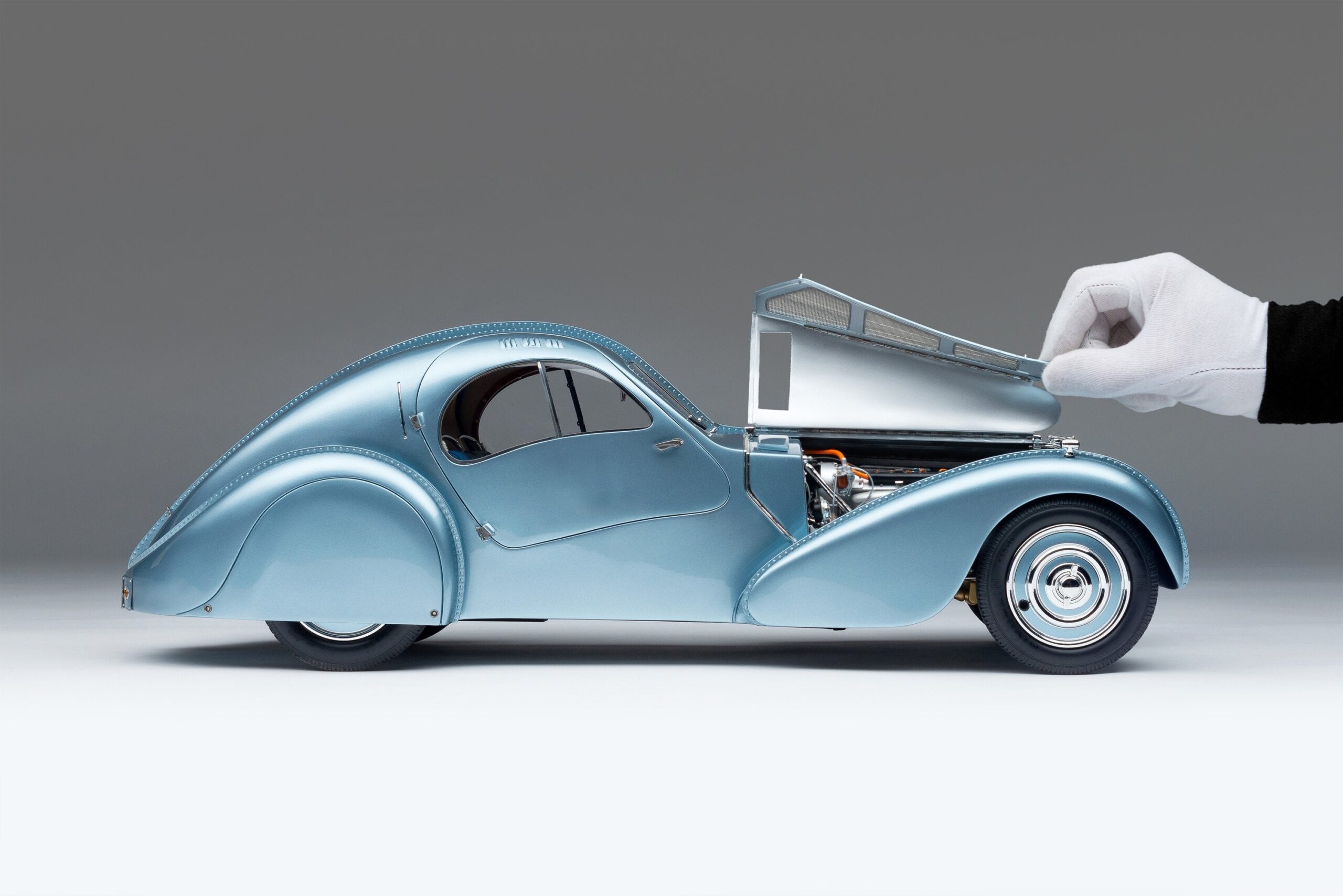 Amalgam Bugatti Type 57SC Atlantic "The Lord Rothschild" (1938) - Blau | 1:8 - Image 3