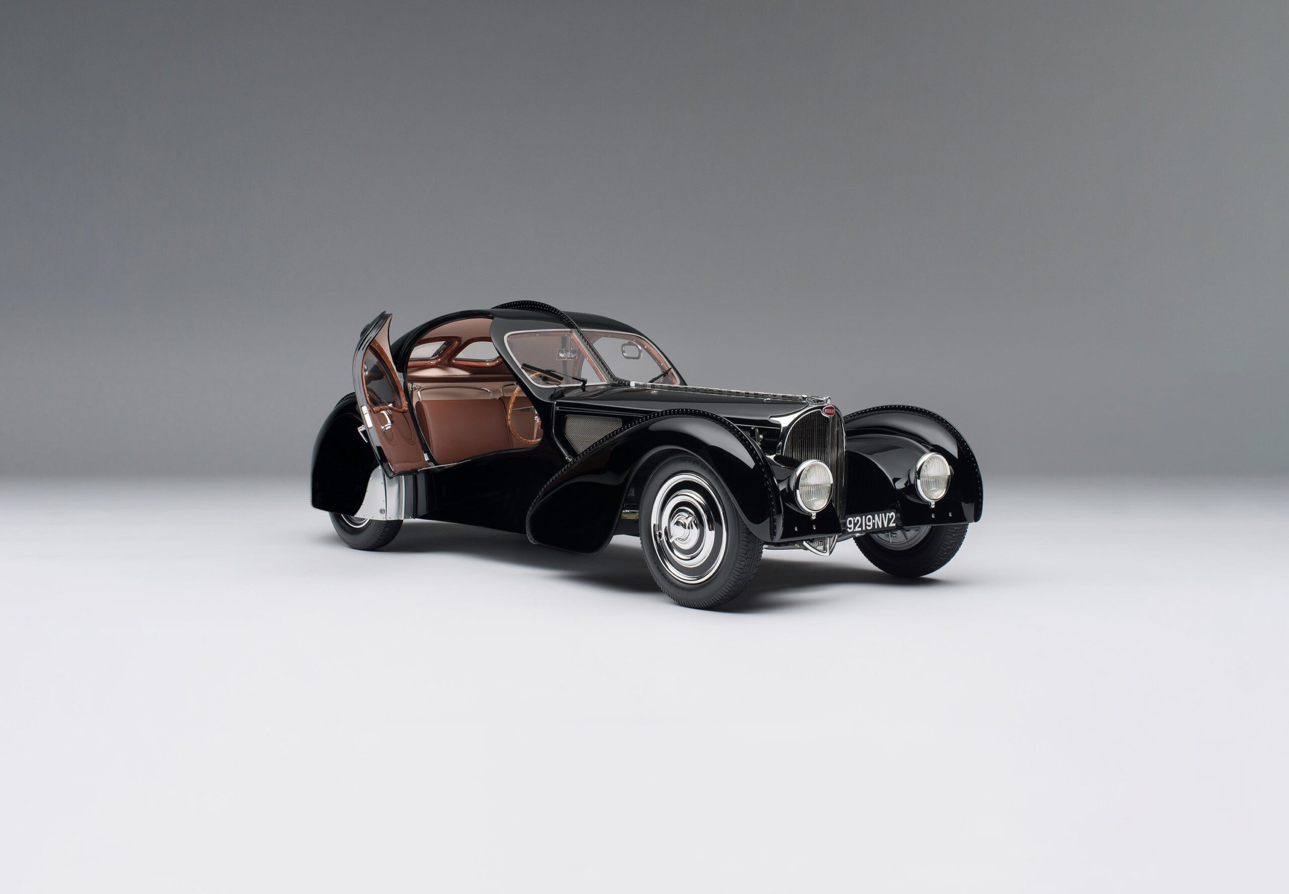 Amalgam Bugatti Type 57SC Atlantic "La Voiture Noire" (1936) - Schwarz | 1:8 - Imagen 2